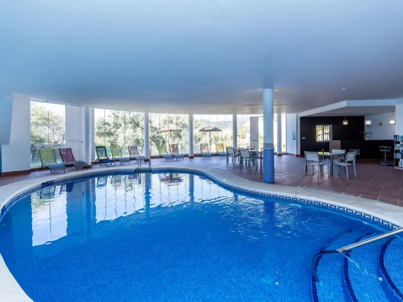 Discover this bright and elegant 3-bedroom, 2-bathroom apartment, located in the sought-after community of Ocean Pines, within Los Arqueros Golf & Country Club/Puerto los Almendras. Situated in a quiet and secure environment, the property enjoys an elevat