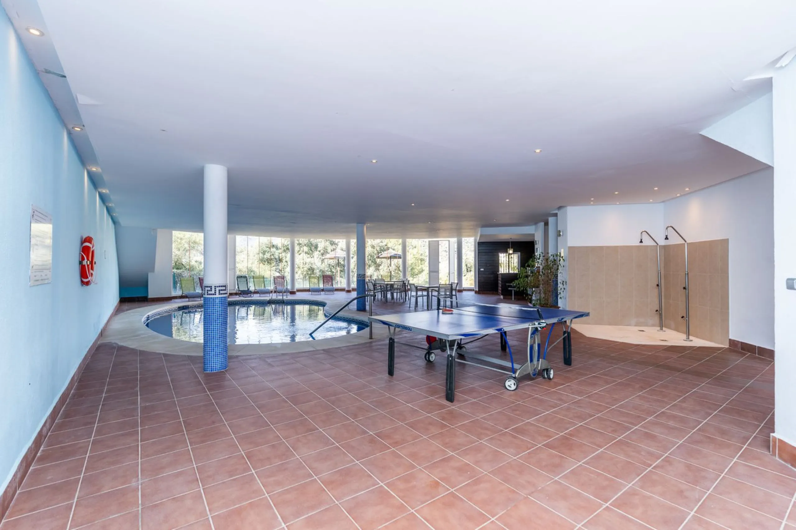 Discover this bright and elegant 3-bedroom, 2-bathroom apartment, located in the sought-after community of Ocean Pines, within Los Arqueros Golf & Country Club/Puerto los Almendras. Situated in a quiet and secure environment, the property enjoys an elevat