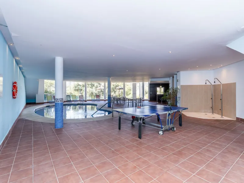 Discover this bright and elegant 3-bedroom, 2-bathroom apartment, located in the sought-after community of Ocean Pines, within Los Arqueros Golf & Country Club/Puerto los Almendras. Situated in a quiet and secure environment, the property enjoys an elevat