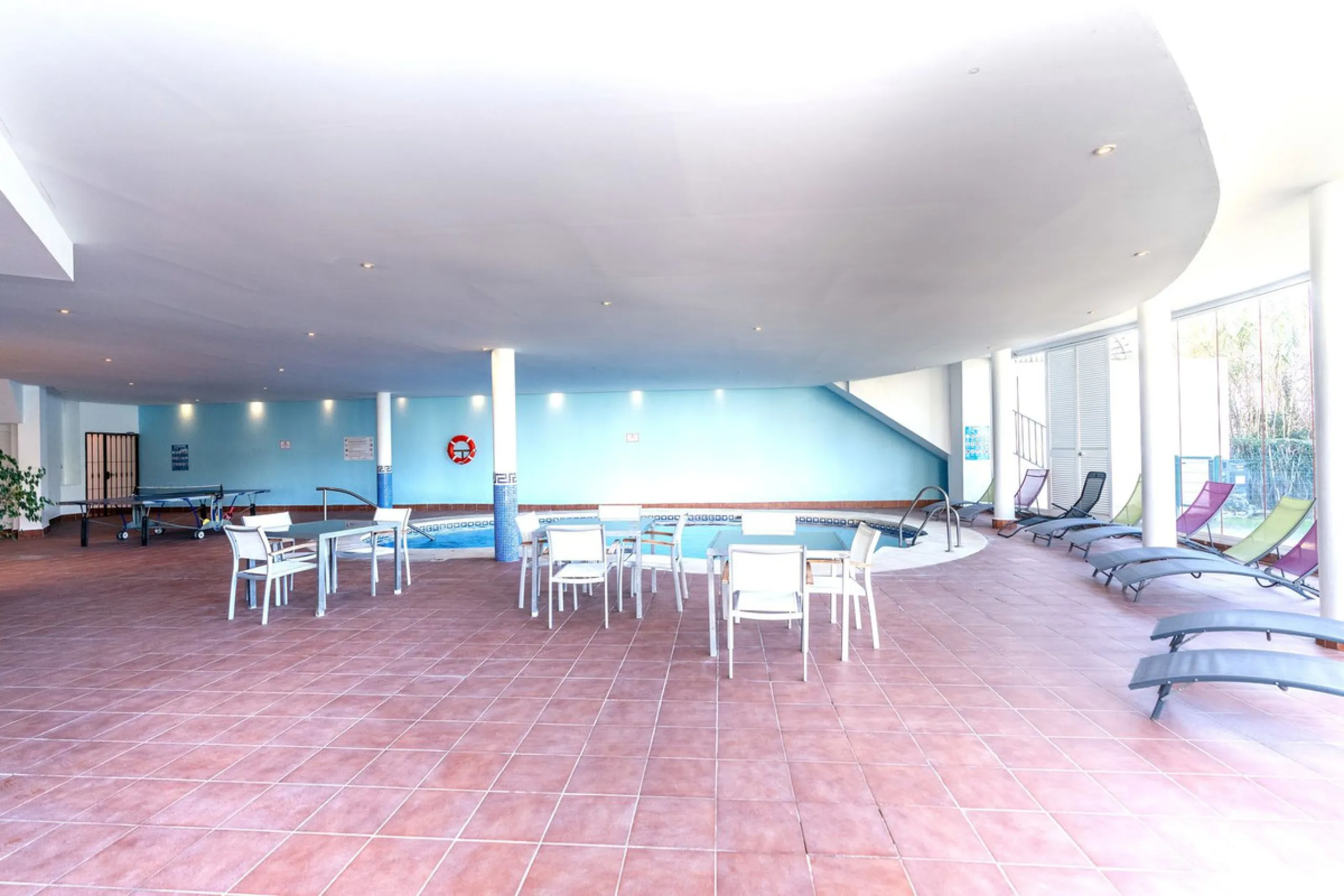 Discover this bright and elegant 3-bedroom, 2-bathroom apartment, located in the sought-after community of Ocean Pines, within Los Arqueros Golf & Country Club/Puerto los Almendras. Situated in a quiet and secure environment, the property enjoys an elevat