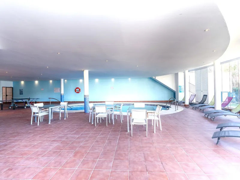Discover this bright and elegant 3-bedroom, 2-bathroom apartment, located in the sought-after community of Ocean Pines, within Los Arqueros Golf & Country Club/Puerto los Almendras. Situated in a quiet and secure environment, the property enjoys an elevat