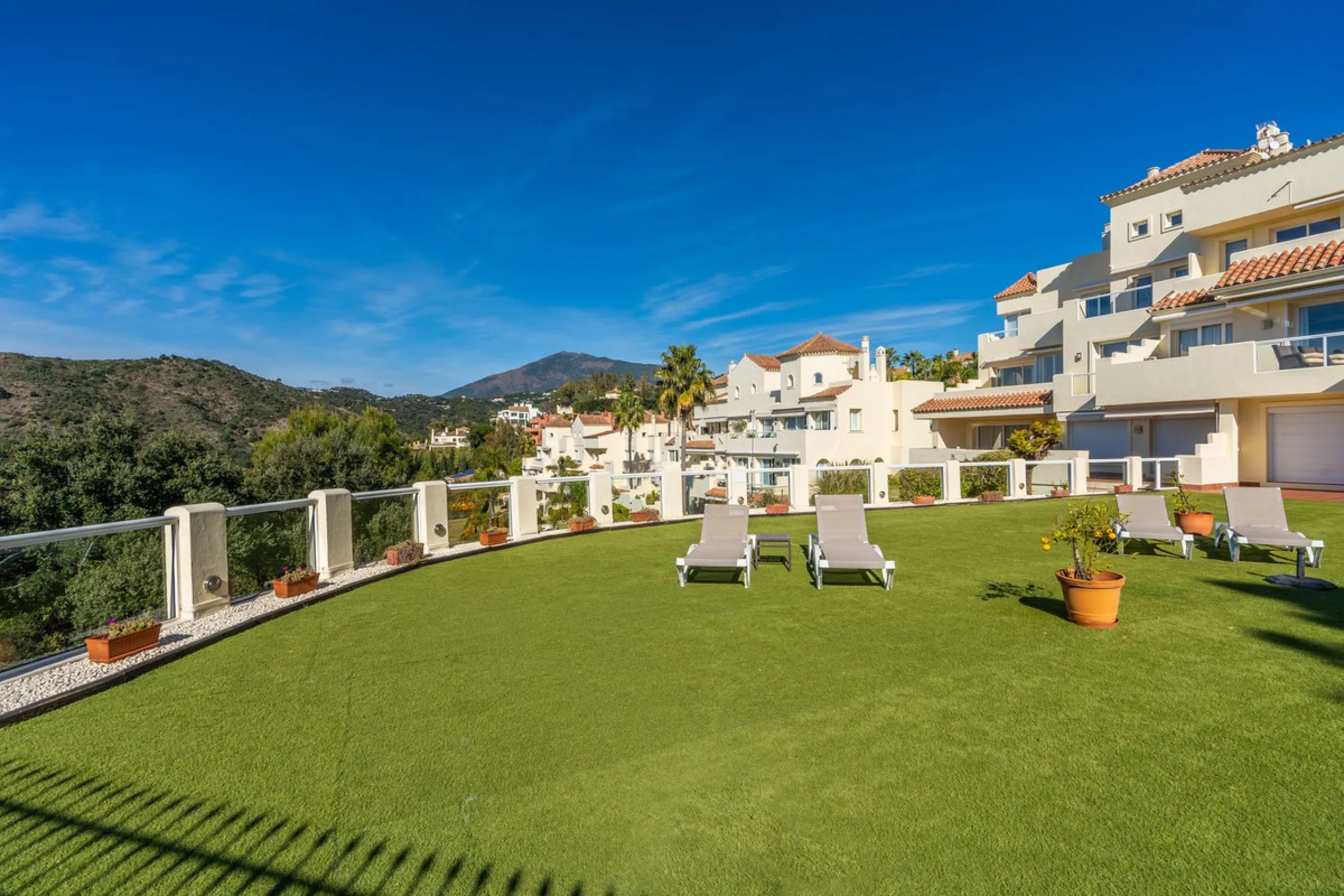 Discover this bright and elegant 3-bedroom, 2-bathroom apartment, located in the sought-after community of Ocean Pines, within Los Arqueros Golf & Country Club/Puerto los Almendras. Situated in a quiet and secure environment, the property enjoys an elevat
