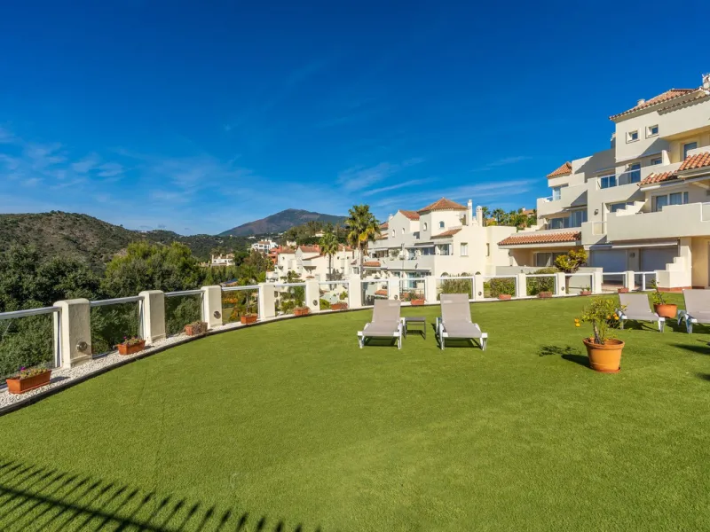 Discover this bright and elegant 3-bedroom, 2-bathroom apartment, located in the sought-after community of Ocean Pines, within Los Arqueros Golf & Country Club/Puerto los Almendras. Situated in a quiet and secure environment, the property enjoys an elevat