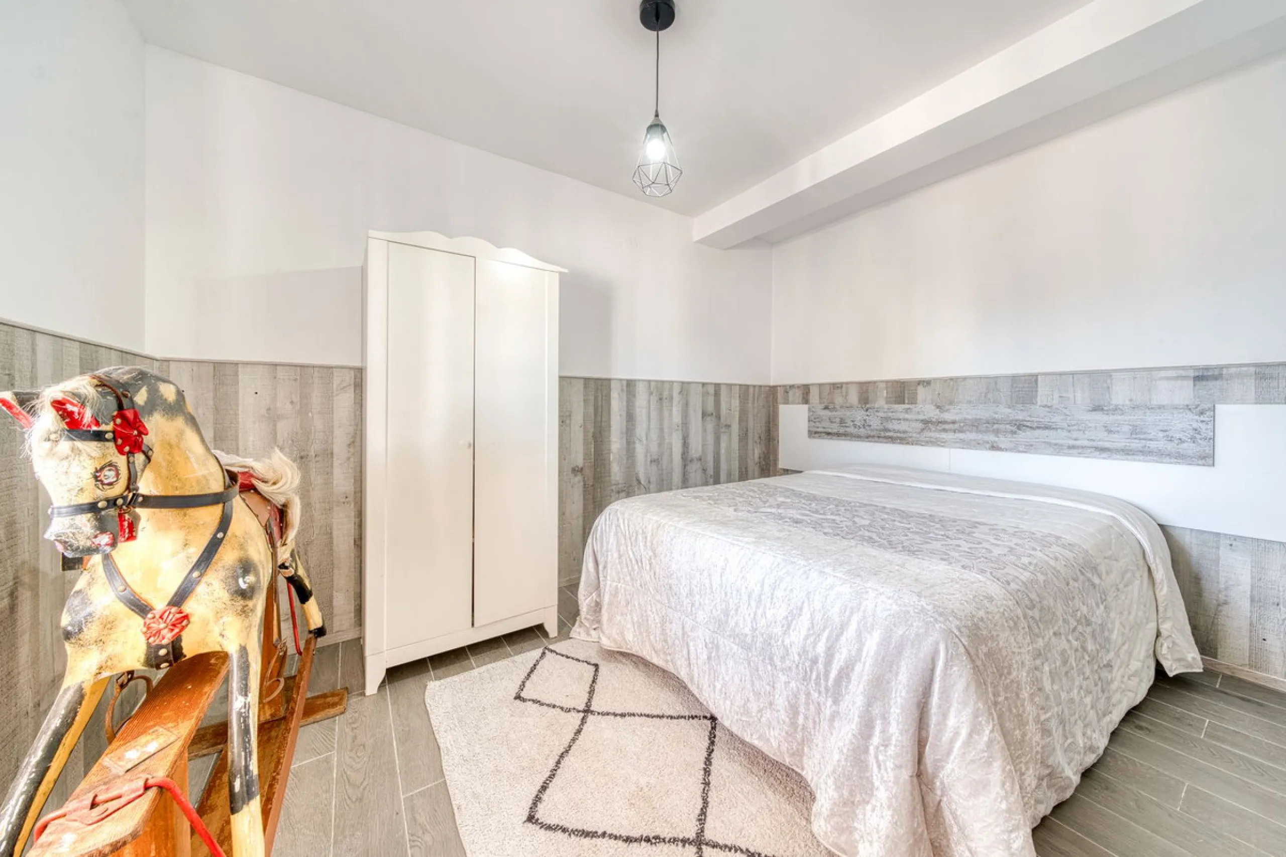 This exceptional detached villa presents a unique renovation opportunity to create a bespoke luxury residence in the beautiful area of Buenas Noches. Set just west of Estepona town and a short walk from the beach, the property combines lifestyle and inves