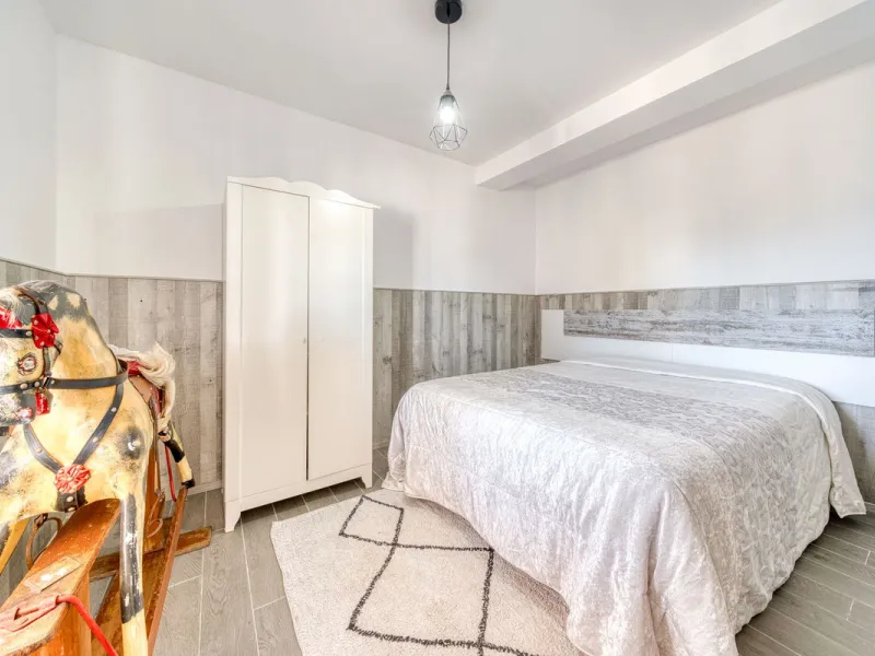 This exceptional detached villa presents a unique renovation opportunity to create a bespoke luxury residence in the beautiful area of Buenas Noches. Set just west of Estepona town and a short walk from the beach, the property combines lifestyle and inves