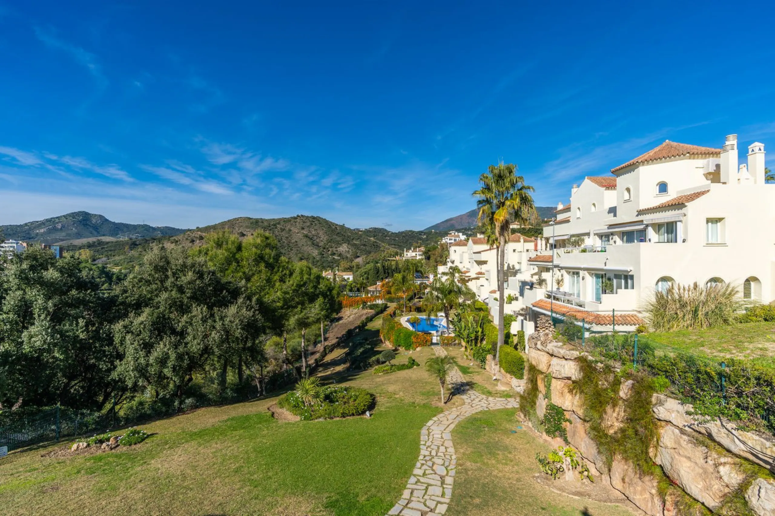 Discover this bright and elegant 3-bedroom, 2-bathroom apartment, located in the sought-after community of Ocean Pines, within Los Arqueros Golf & Country Club/Puerto los Almendras. Situated in a quiet and secure environment, the property enjoys an elevat