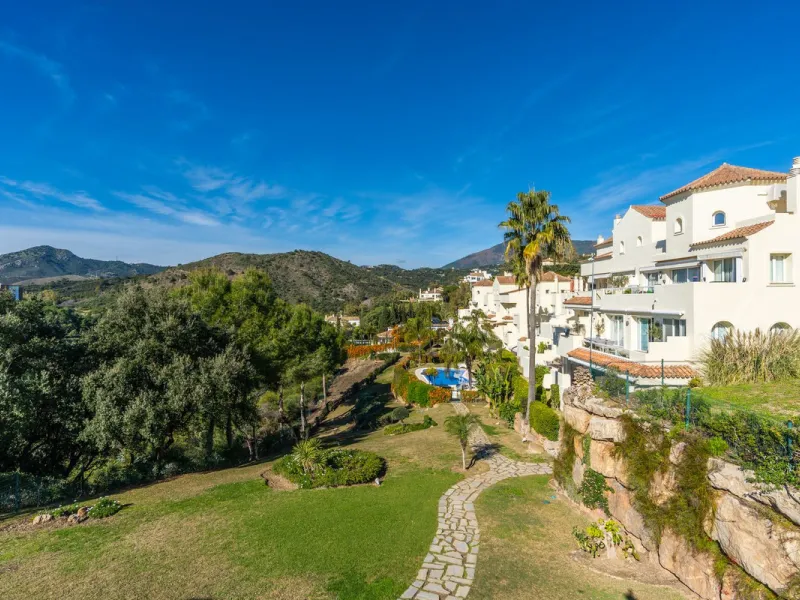 Discover this bright and elegant 3-bedroom, 2-bathroom apartment, located in the sought-after community of Ocean Pines, within Los Arqueros Golf & Country Club/Puerto los Almendras. Situated in a quiet and secure environment, the property enjoys an elevat