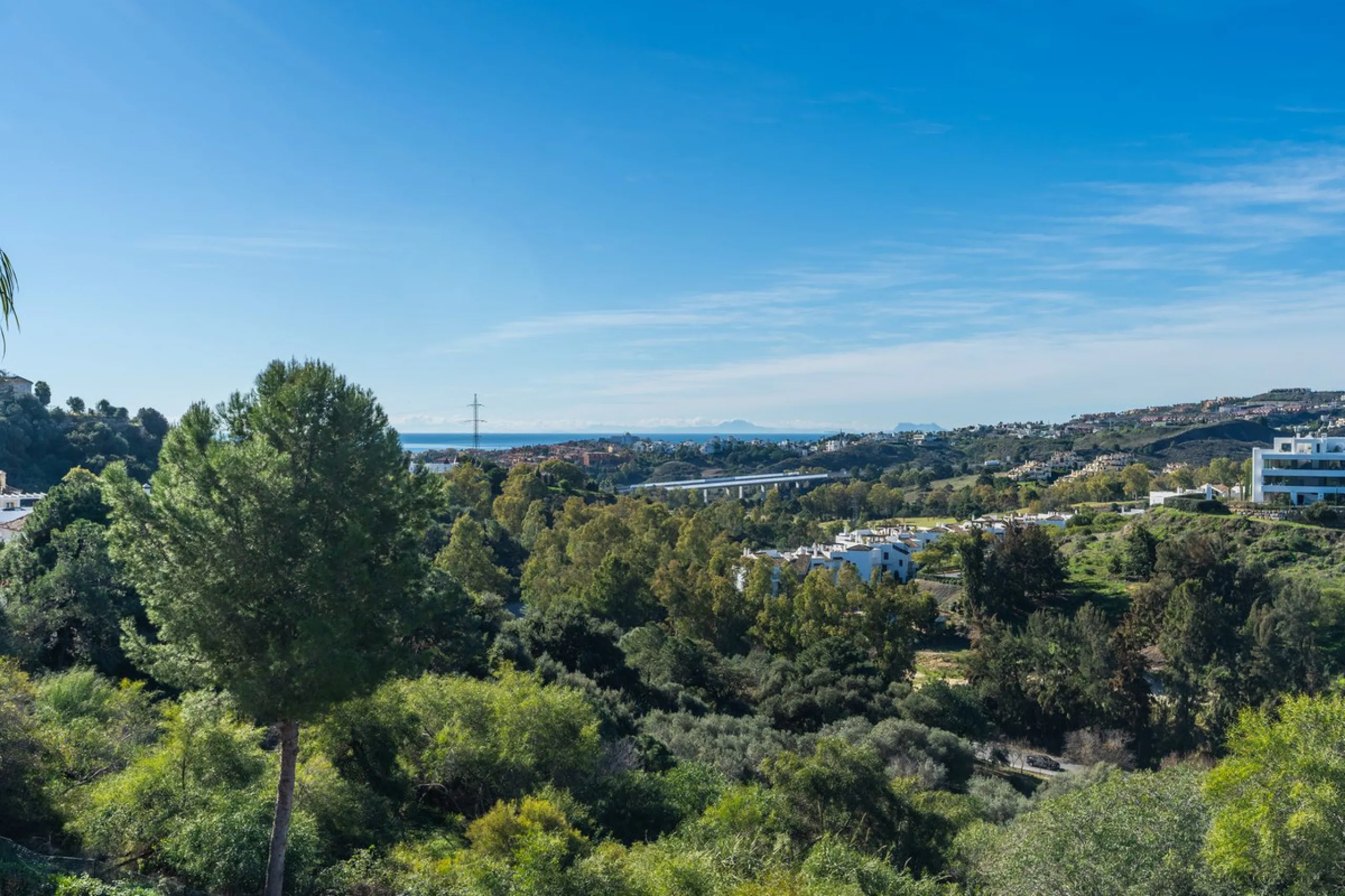 Discover this bright and elegant 3-bedroom, 2-bathroom apartment, located in the sought-after community of Ocean Pines, within Los Arqueros Golf & Country Club/Puerto los Almendras. Situated in a quiet and secure environment, the property enjoys an elevat