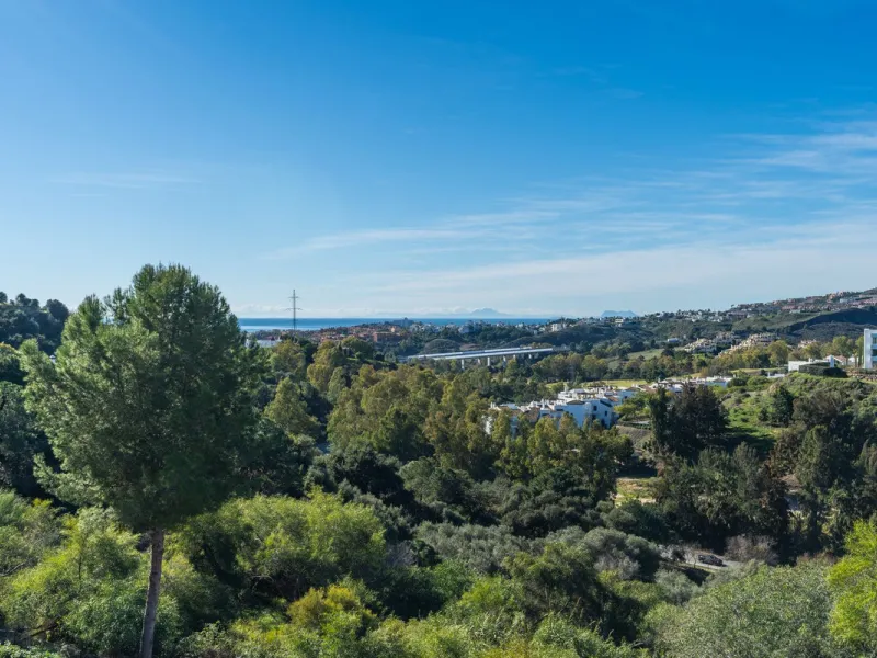 Discover this bright and elegant 3-bedroom, 2-bathroom apartment, located in the sought-after community of Ocean Pines, within Los Arqueros Golf & Country Club/Puerto los Almendras. Situated in a quiet and secure environment, the property enjoys an elevat