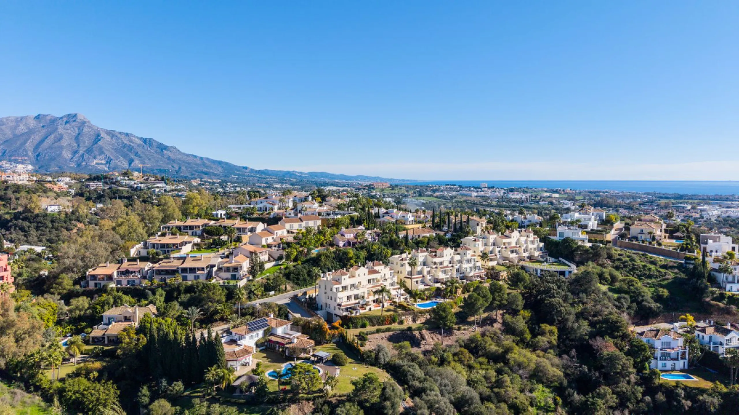 Discover this bright and elegant 3-bedroom, 2-bathroom apartment, located in the sought-after community of Ocean Pines, within Los Arqueros Golf & Country Club/Puerto los Almendras. Situated in a quiet and secure environment, the property enjoys an elevat