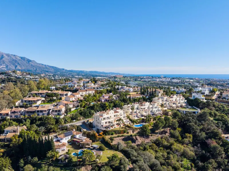 Discover this bright and elegant 3-bedroom, 2-bathroom apartment, located in the sought-after community of Ocean Pines, within Los Arqueros Golf & Country Club/Puerto los Almendras. Situated in a quiet and secure environment, the property enjoys an elevat