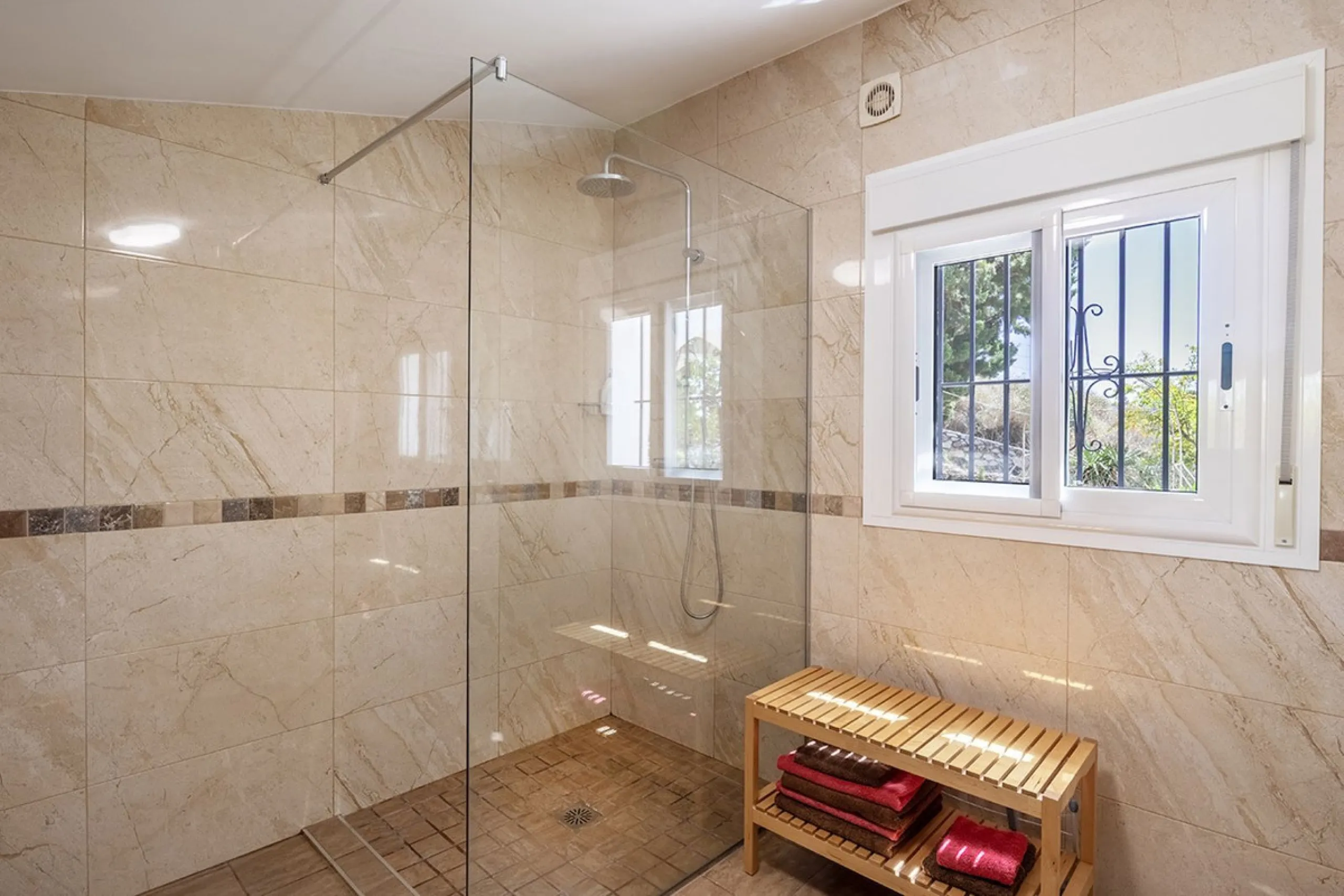 Charming Luxury Country Property with Guest House, Garage and Pool -Close to Competa