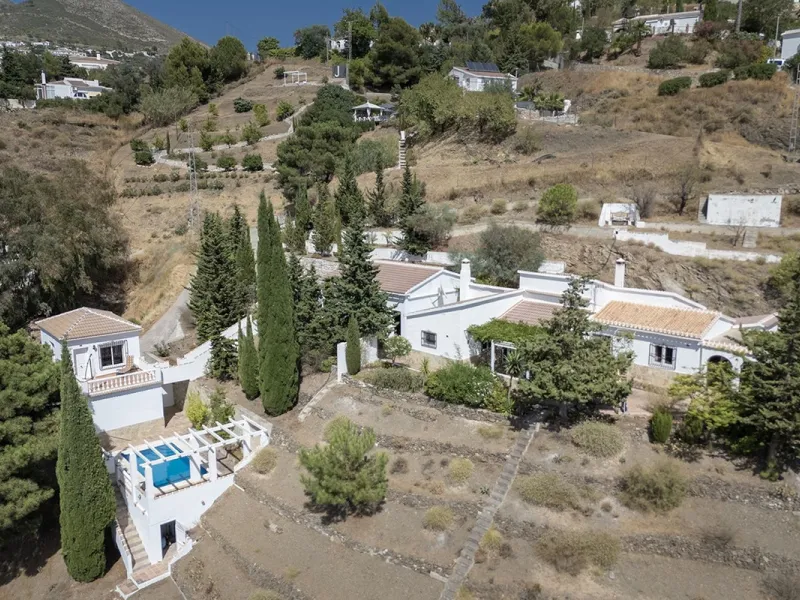 Charming Luxury Country Property with Guest House, Garage and Pool -Close to Competa