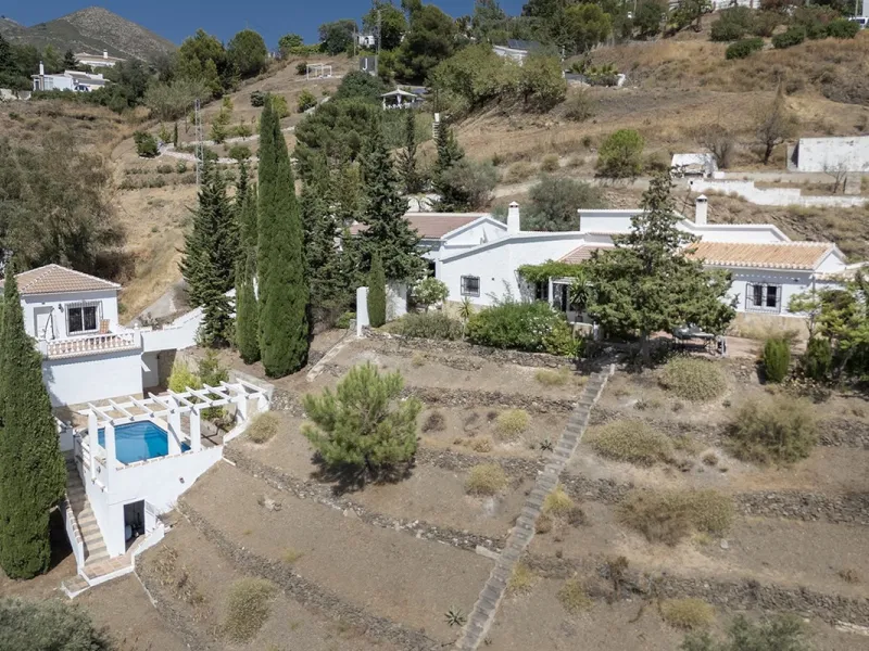 Charming Luxury Country Property with Guest House, Garage and Pool -Close to Competa