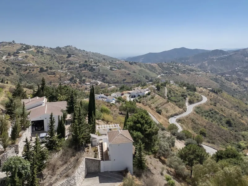 Charming Luxury Country Property with Guest House, Garage and Pool -Close to Competa