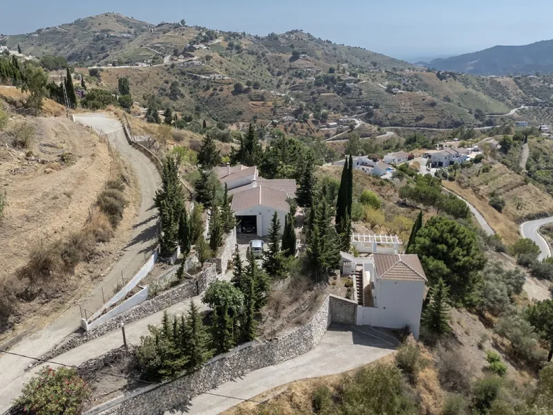Charming Luxury Country Property with Guest House, Garage and Pool -Close to Competa