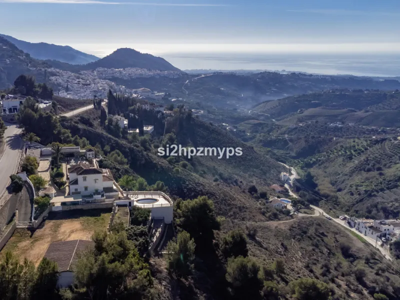 House - Detached Villa в продаже в Frigiliana, Málaga. В доме 1 спален и 1 ванных комнат. Площадь дома 48 м². Площадь участка 8980 м²
