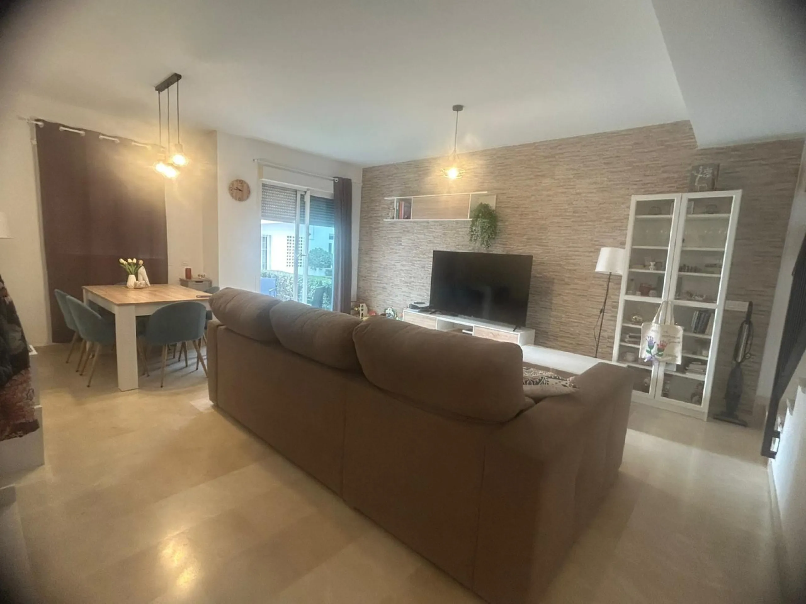 Spectacular duplex in Valle Romano, Estepona! This 150 m² (123 m² usable) property is perfect for those seeking comfort and style. On the ground floor, you'll find a modern, fully equipped kitchen, a spacious living room that opens onto a charming terrace