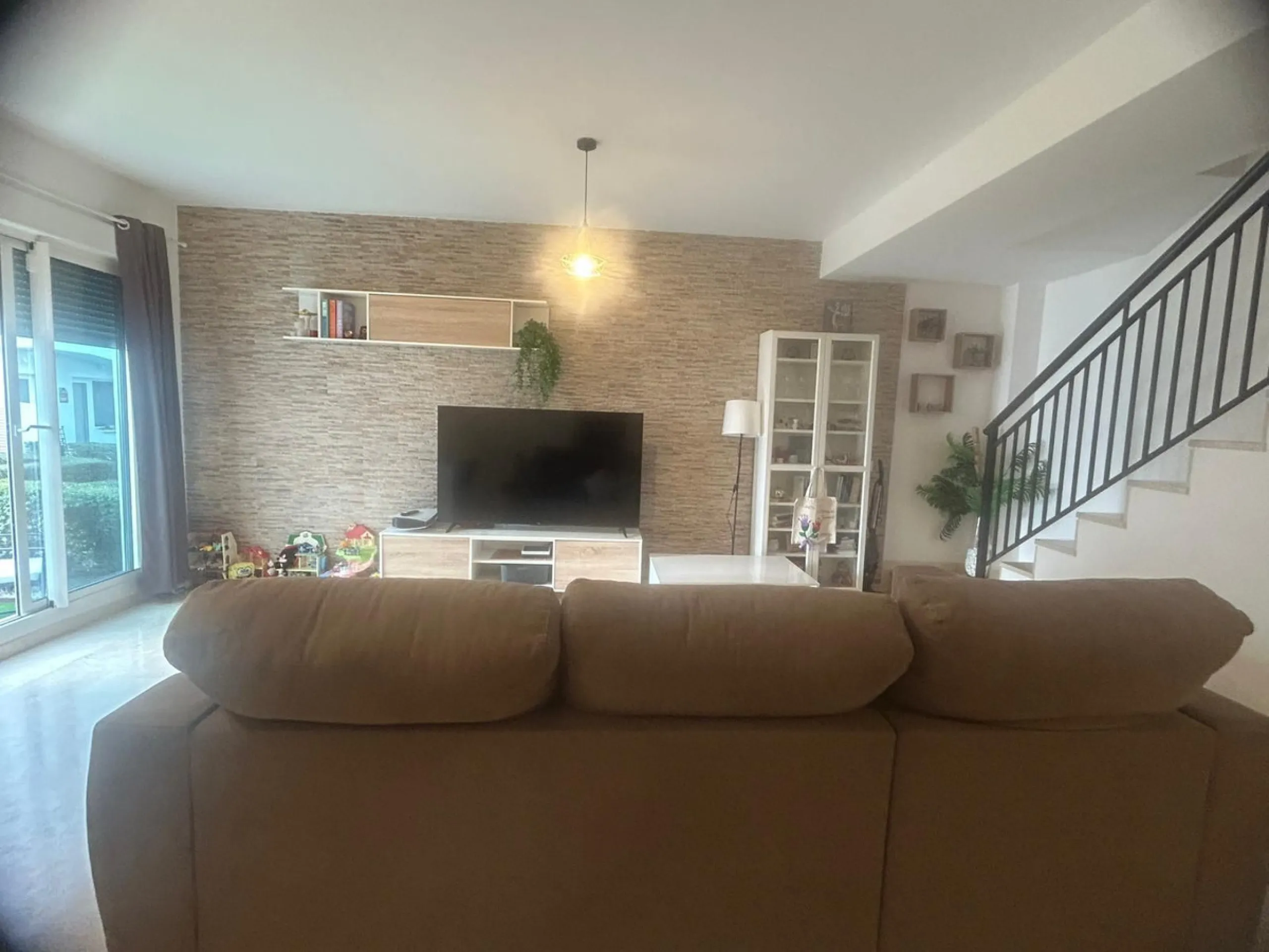 Spectacular duplex in Valle Romano, Estepona! This 150 m² (123 m² usable) property is perfect for those seeking comfort and style. On the ground floor, you'll find a modern, fully equipped kitchen, a spacious living room that opens onto a charming terrace