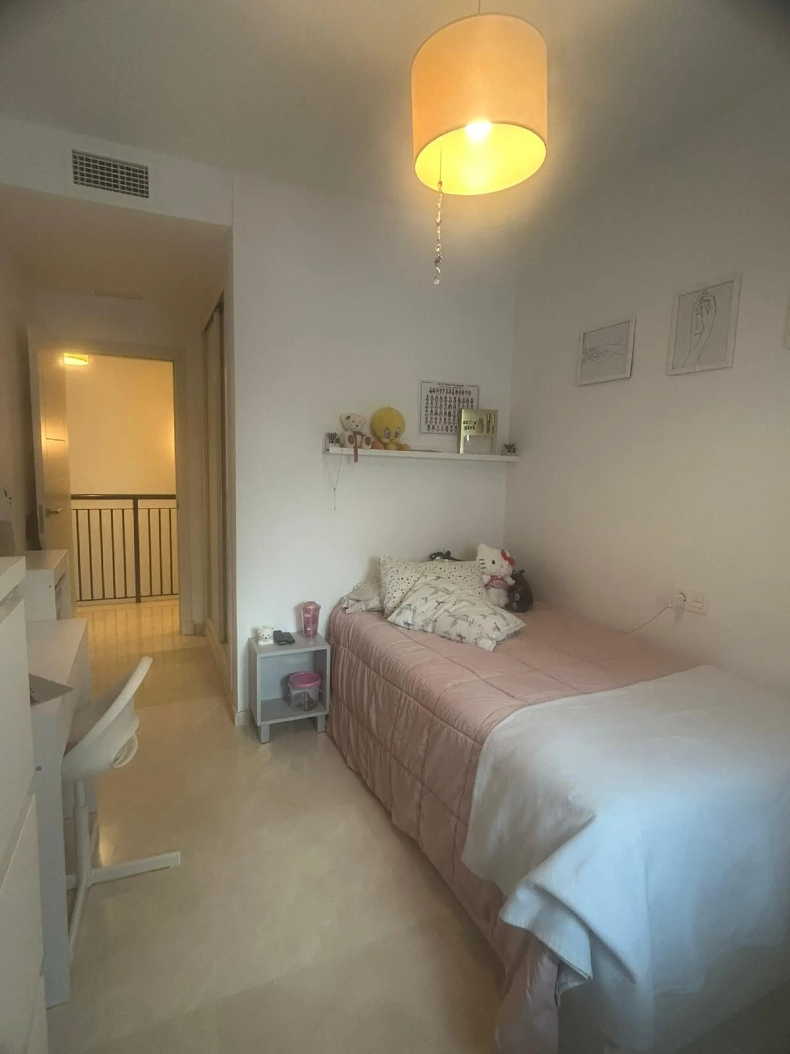 Spectacular duplex in Valle Romano, Estepona! This 150 m² (123 m² usable) property is perfect for those seeking comfort and style. On the ground floor, you'll find a modern, fully equipped kitchen, a spacious living room that opens onto a charming terrace