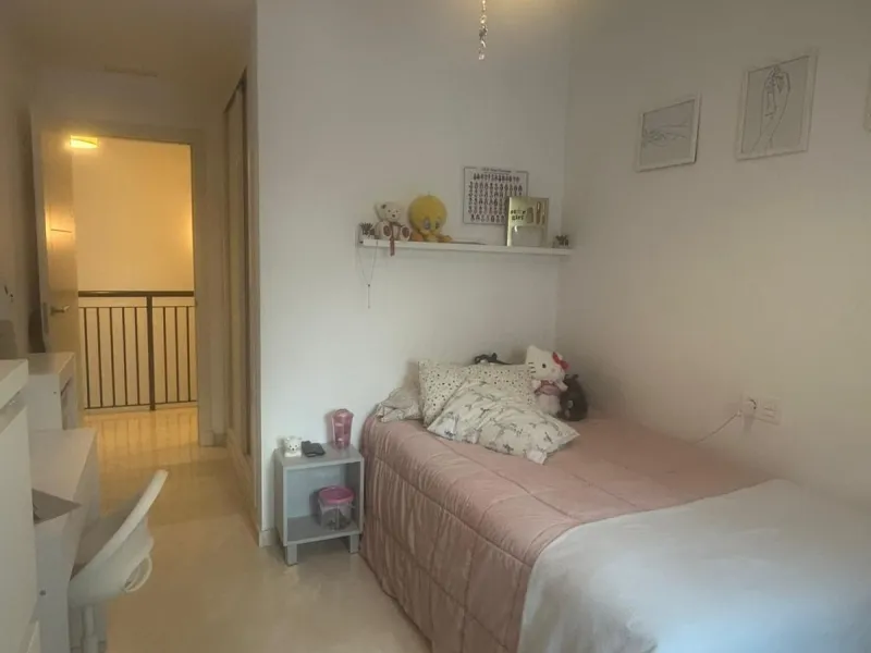 Spectacular duplex in Valle Romano, Estepona! This 150 m² (123 m² usable) property is perfect for those seeking comfort and style. On the ground floor, you'll find a modern, fully equipped kitchen, a spacious living room that opens onto a charming terrace