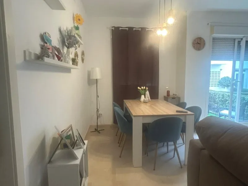 Spectacular duplex in Valle Romano, Estepona! This 150 m² (123 m² usable) property is perfect for those seeking comfort and style. On the ground floor, you'll find a modern, fully equipped kitchen, a spacious living room that opens onto a charming terrace