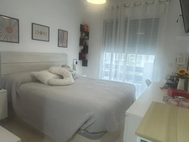 Spectacular duplex in Valle Romano, Estepona! This 150 m² (123 m² usable) property is perfect for those seeking comfort and style. On the ground floor, you'll find a modern, fully equipped kitchen, a spacious living room that opens onto a charming terrace