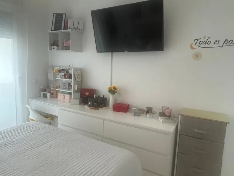 Spectacular duplex in Valle Romano, Estepona! This 150 m² (123 m² usable) property is perfect for those seeking comfort and style. On the ground floor, you'll find a modern, fully equipped kitchen, a spacious living room that opens onto a charming terrace
