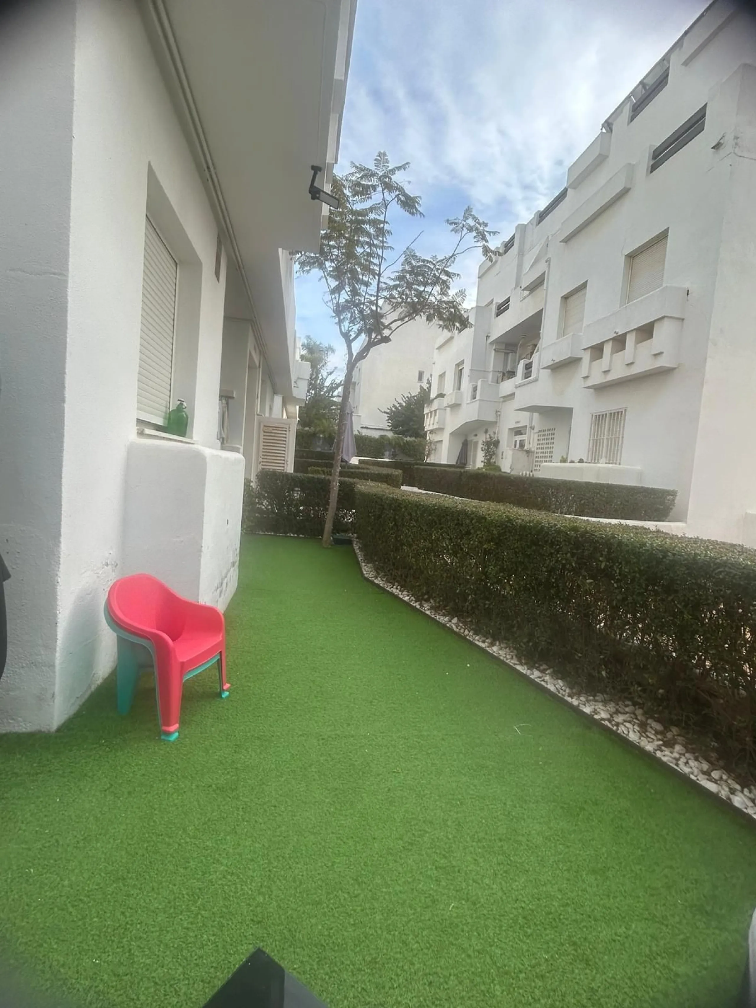 Spectacular duplex in Valle Romano, Estepona! This 150 m² (123 m² usable) property is perfect for those seeking comfort and style. On the ground floor, you'll find a modern, fully equipped kitchen, a spacious living room that opens onto a charming terrace