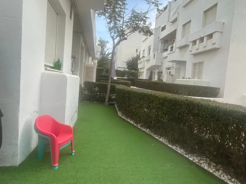 Spectacular duplex in Valle Romano, Estepona! This 150 m² (123 m² usable) property is perfect for those seeking comfort and style. On the ground floor, you'll find a modern, fully equipped kitchen, a spacious living room that opens onto a charming terrace