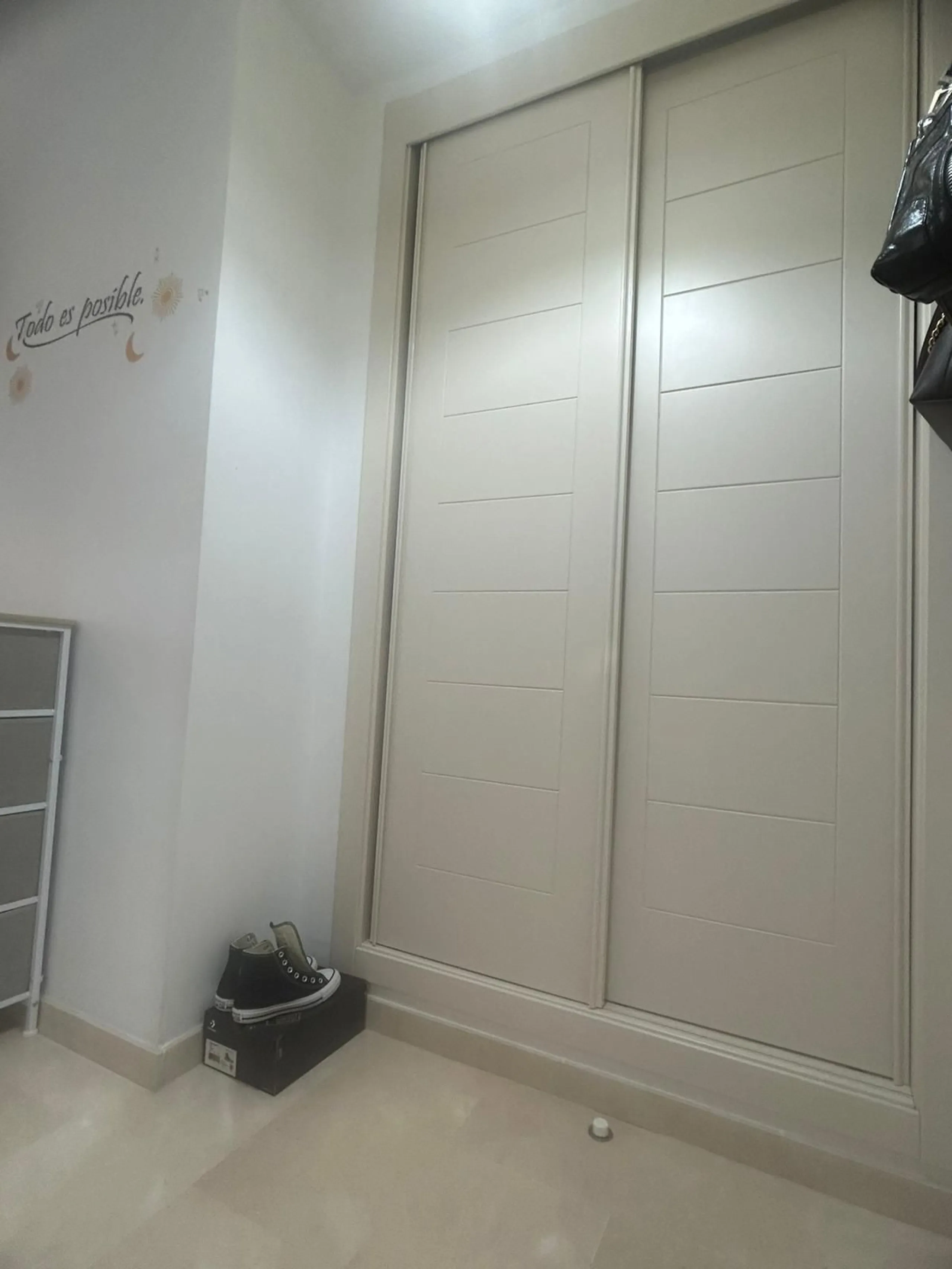 Spectacular duplex in Valle Romano, Estepona! This 150 m² (123 m² usable) property is perfect for those seeking comfort and style. On the ground floor, you'll find a modern, fully equipped kitchen, a spacious living room that opens onto a charming terrace