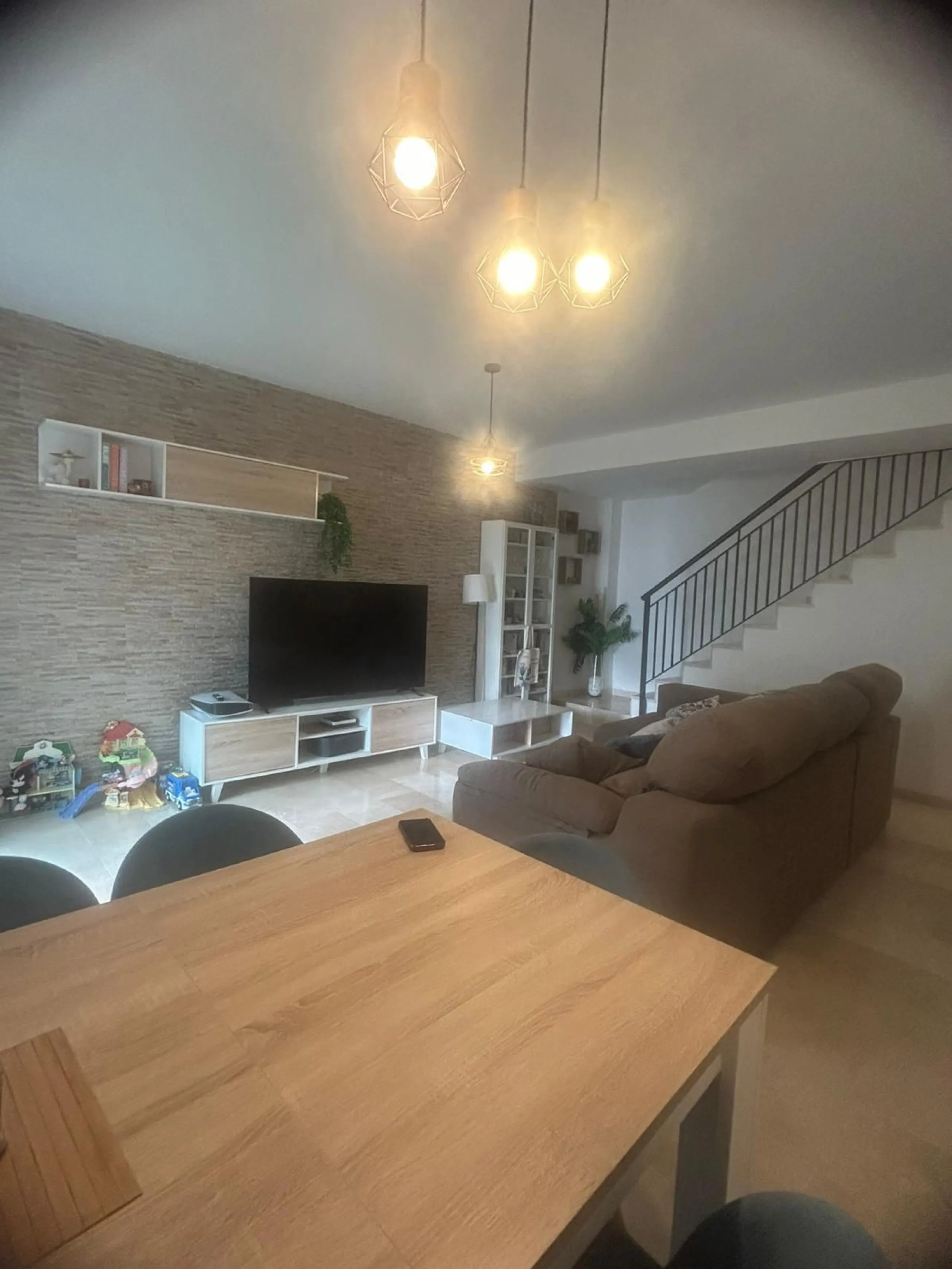 Spectacular duplex in Valle Romano, Estepona! This 150 m² (123 m² usable) property is perfect for those seeking comfort and style. On the ground floor, you'll find a modern, fully equipped kitchen, a spacious living room that opens onto a charming terrace