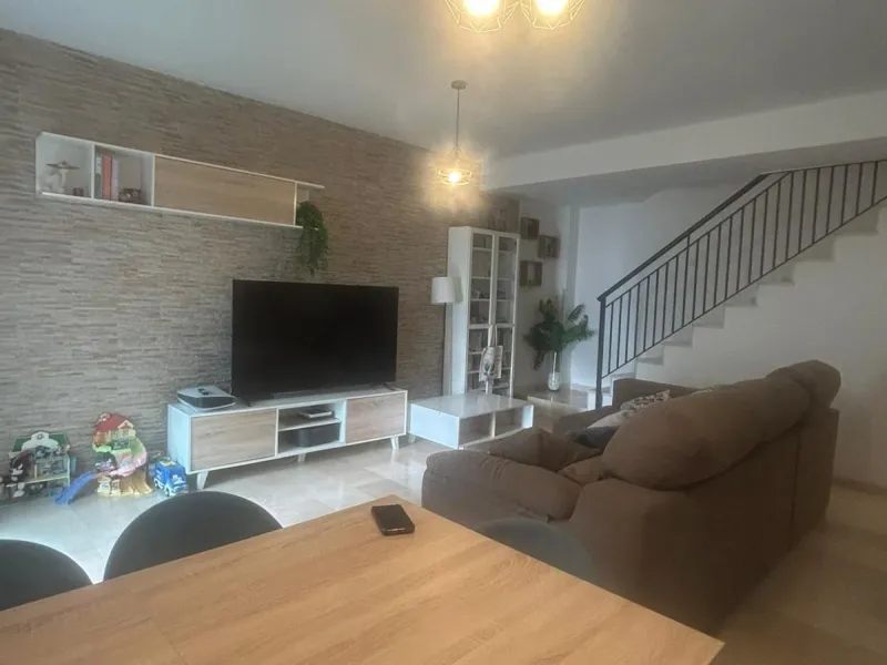 Spectacular duplex in Valle Romano, Estepona! This 150 m² (123 m² usable) property is perfect for those seeking comfort and style. On the ground floor, you'll find a modern, fully equipped kitchen, a spacious living room that opens onto a charming terrace