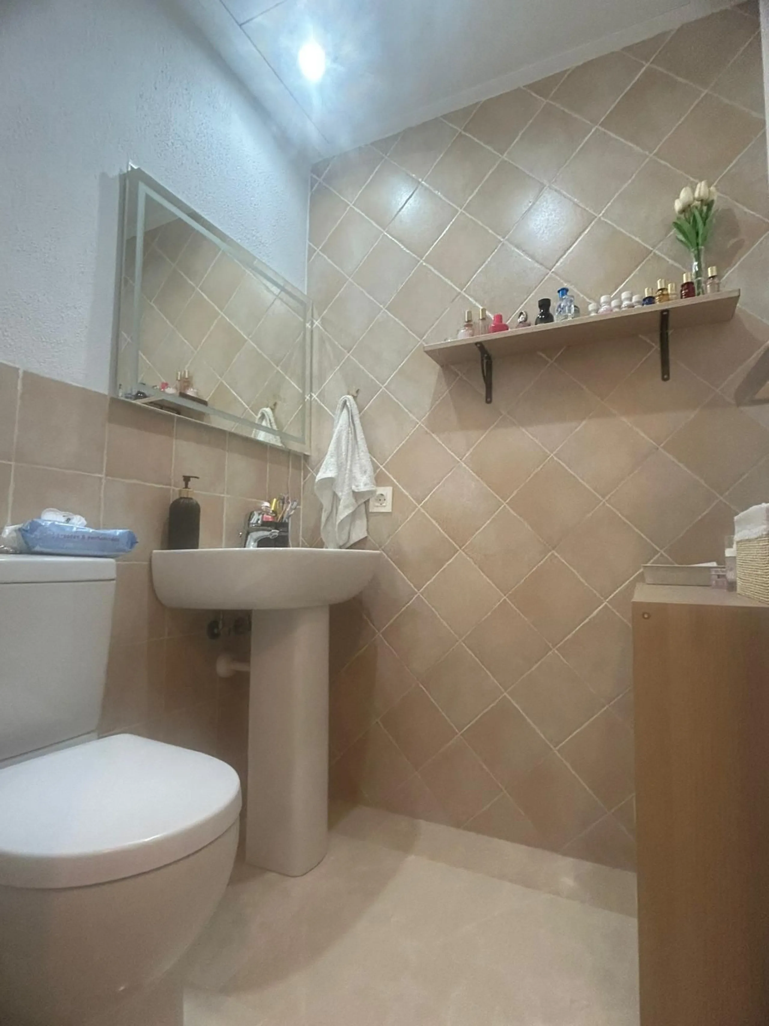 Spectacular duplex in Valle Romano, Estepona! This 150 m² (123 m² usable) property is perfect for those seeking comfort and style. On the ground floor, you'll find a modern, fully equipped kitchen, a spacious living room that opens onto a charming terrace
