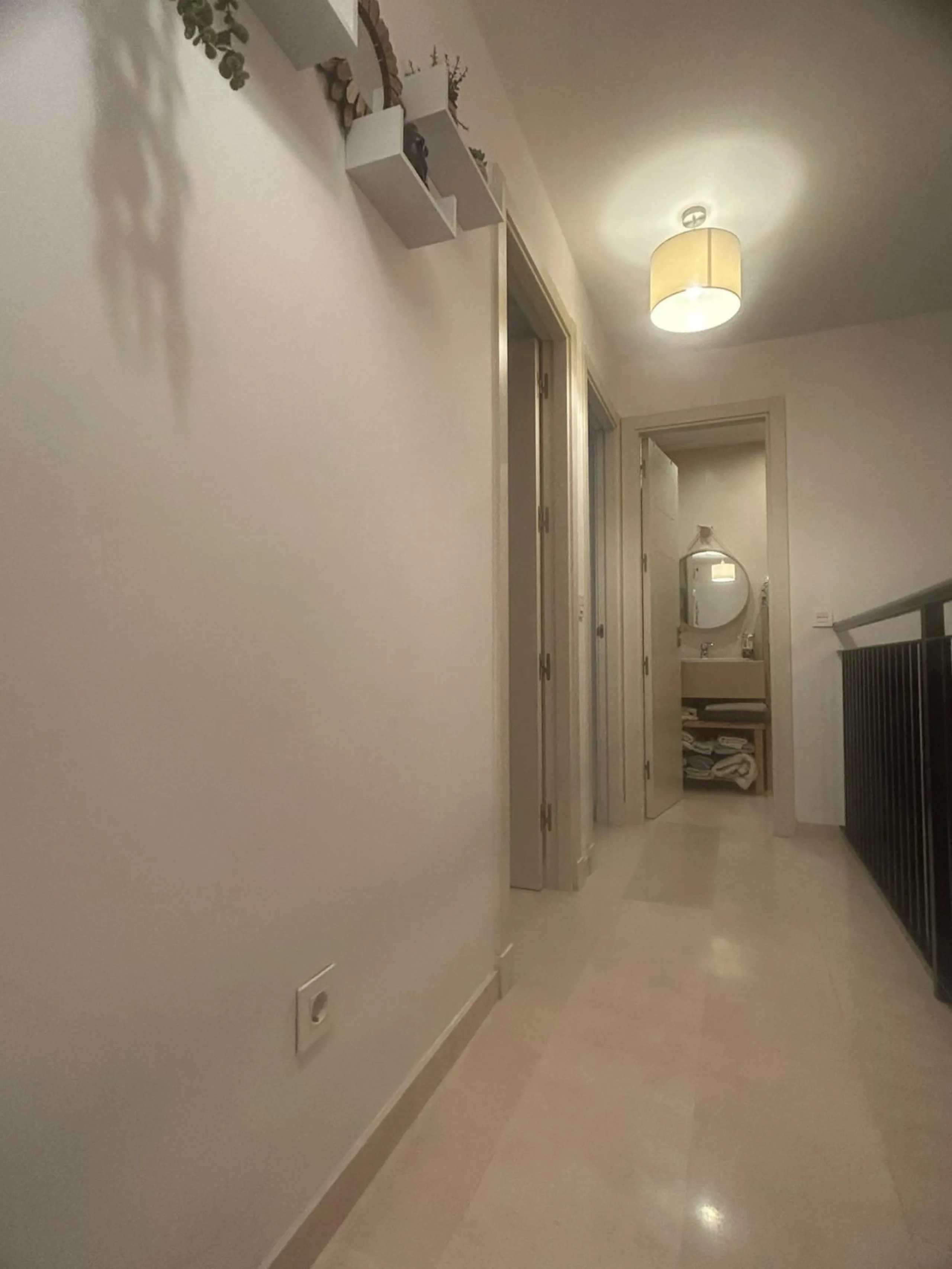 Spectacular duplex in Valle Romano, Estepona! This 150 m² (123 m² usable) property is perfect for those seeking comfort and style. On the ground floor, you'll find a modern, fully equipped kitchen, a spacious living room that opens onto a charming terrace