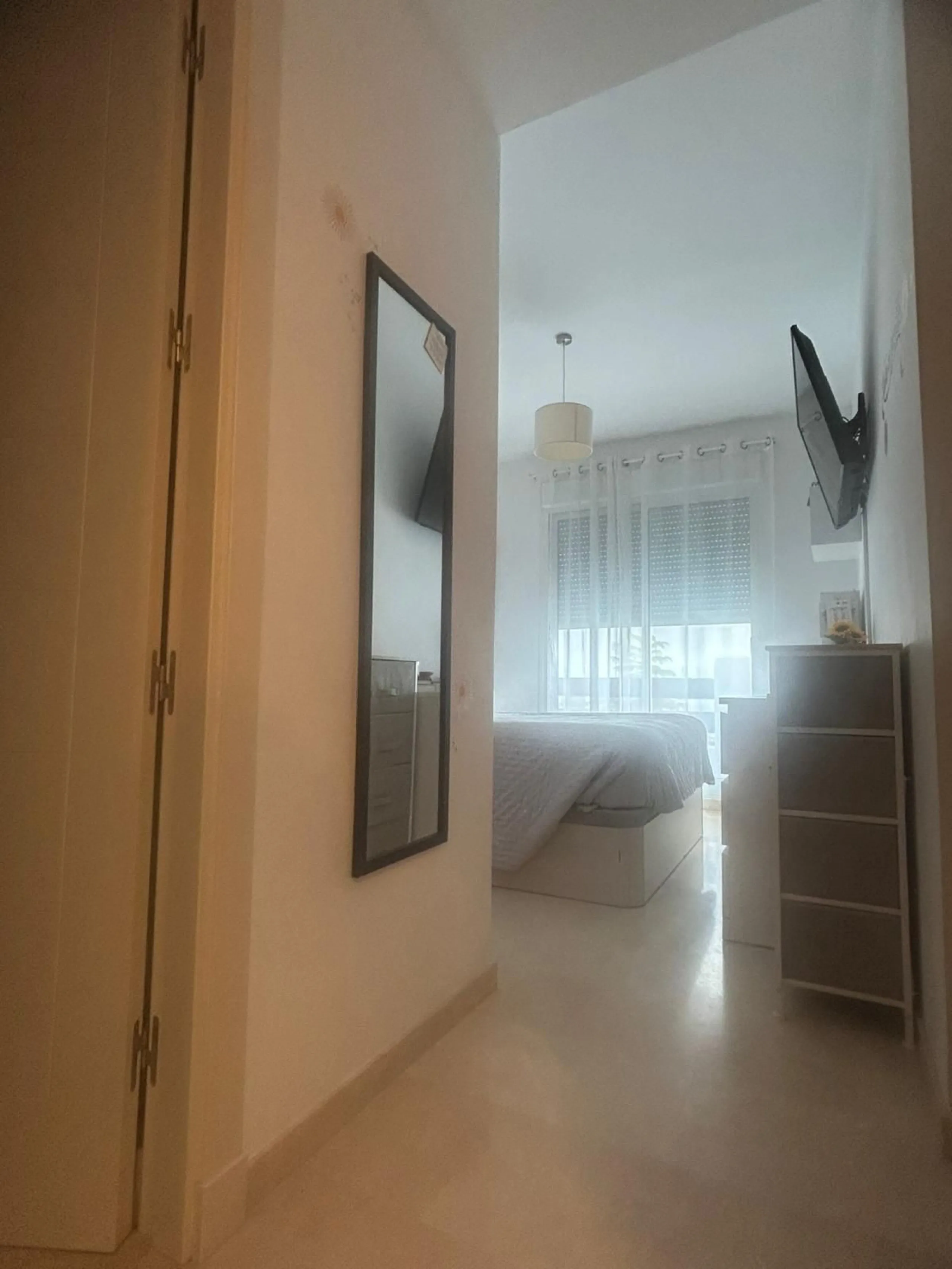 Spectacular duplex in Valle Romano, Estepona! This 150 m² (123 m² usable) property is perfect for those seeking comfort and style. On the ground floor, you'll find a modern, fully equipped kitchen, a spacious living room that opens onto a charming terrace