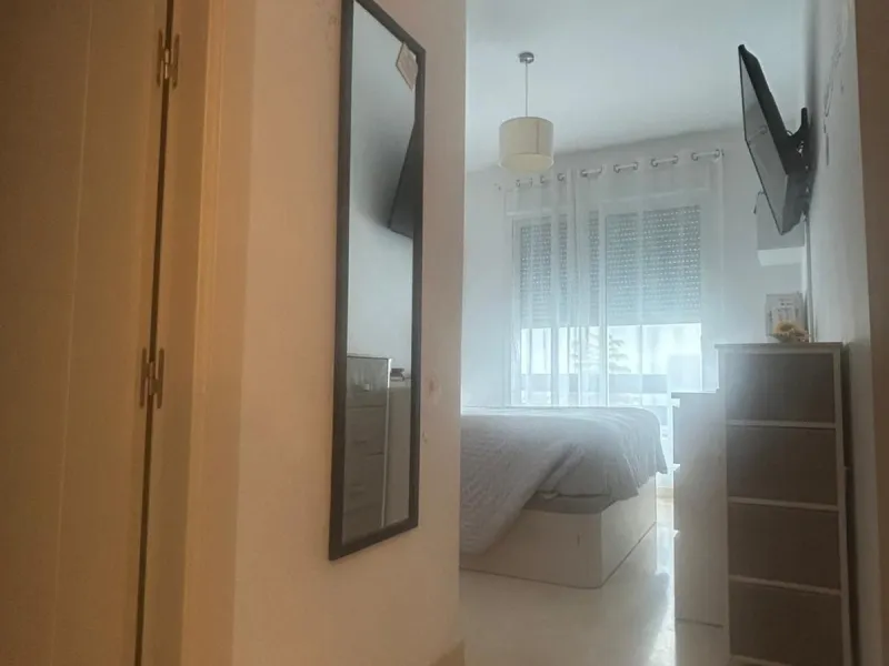Spectacular duplex in Valle Romano, Estepona! This 150 m² (123 m² usable) property is perfect for those seeking comfort and style. On the ground floor, you'll find a modern, fully equipped kitchen, a spacious living room that opens onto a charming terrace
