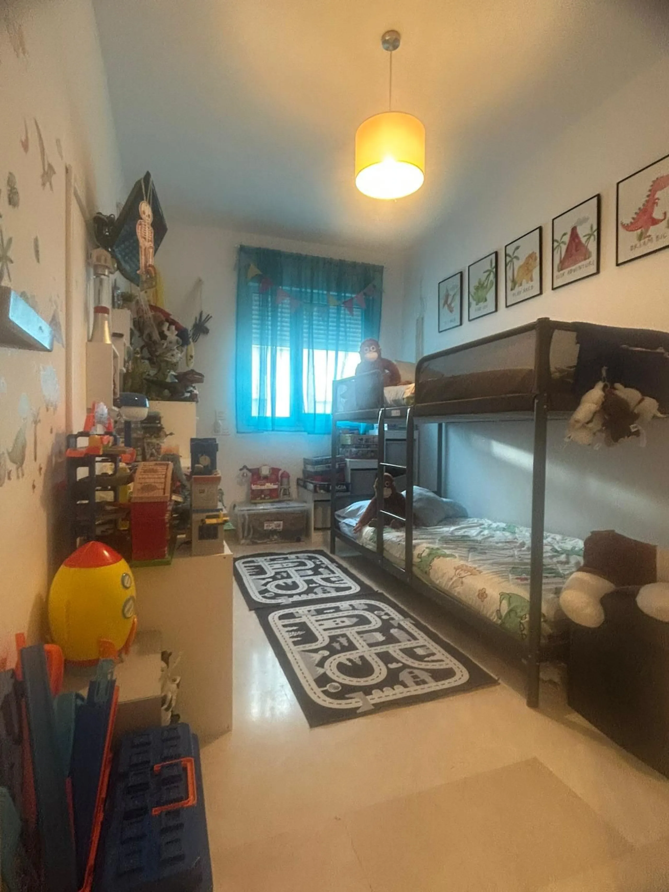 Spectacular duplex in Valle Romano, Estepona! This 150 m² (123 m² usable) property is perfect for those seeking comfort and style. On the ground floor, you'll find a modern, fully equipped kitchen, a spacious living room that opens onto a charming terrace