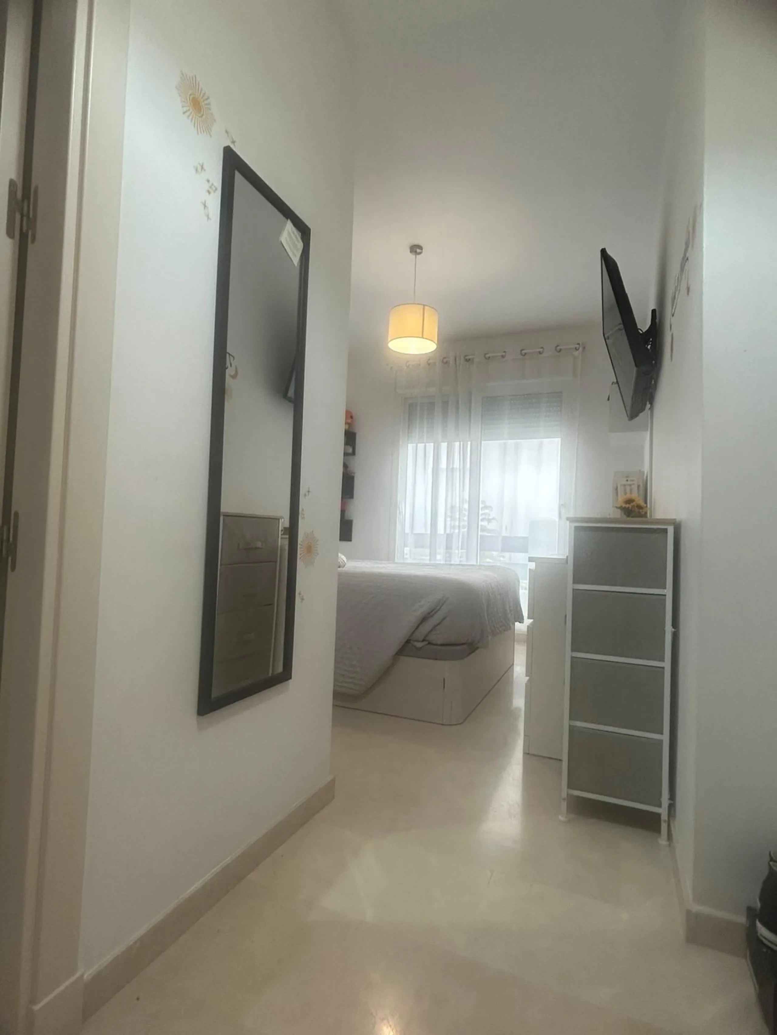 Spectacular duplex in Valle Romano, Estepona! This 150 m² (123 m² usable) property is perfect for those seeking comfort and style. On the ground floor, you'll find a modern, fully equipped kitchen, a spacious living room that opens onto a charming terrace