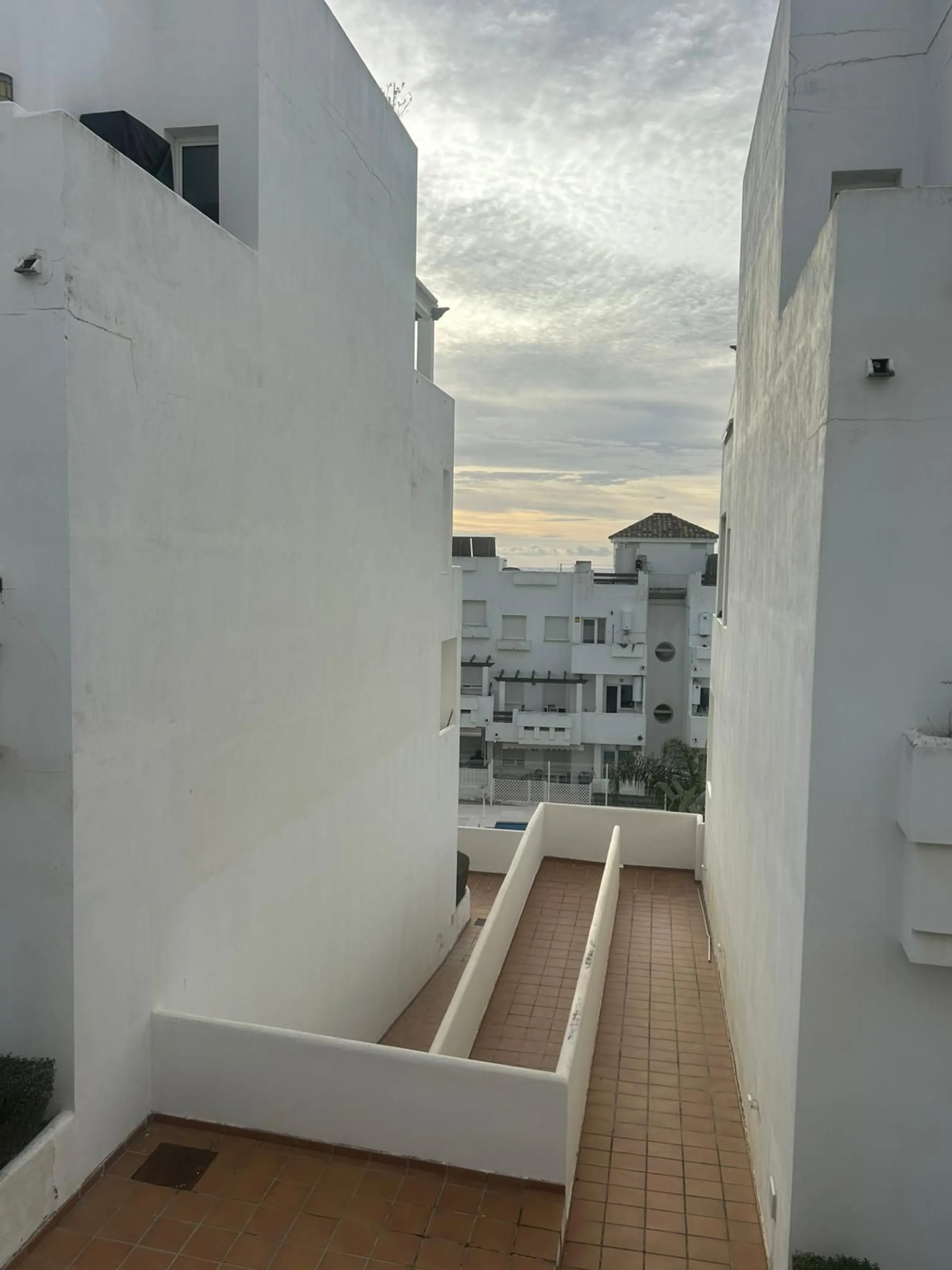 Spectacular duplex in Valle Romano, Estepona! This 150 m² (123 m² usable) property is perfect for those seeking comfort and style. On the ground floor, you'll find a modern, fully equipped kitchen, a spacious living room that opens onto a charming terrace