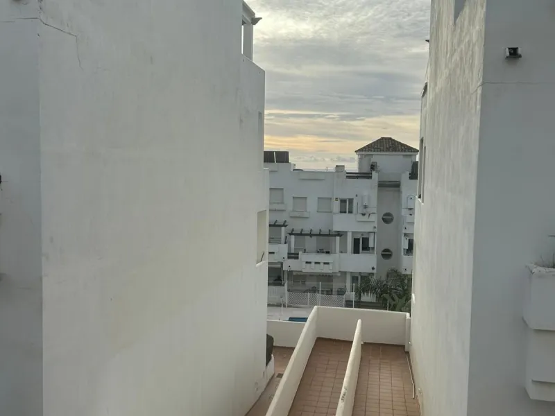 Spectacular duplex in Valle Romano, Estepona! This 150 m² (123 m² usable) property is perfect for those seeking comfort and style. On the ground floor, you'll find a modern, fully equipped kitchen, a spacious living room that opens onto a charming terrace