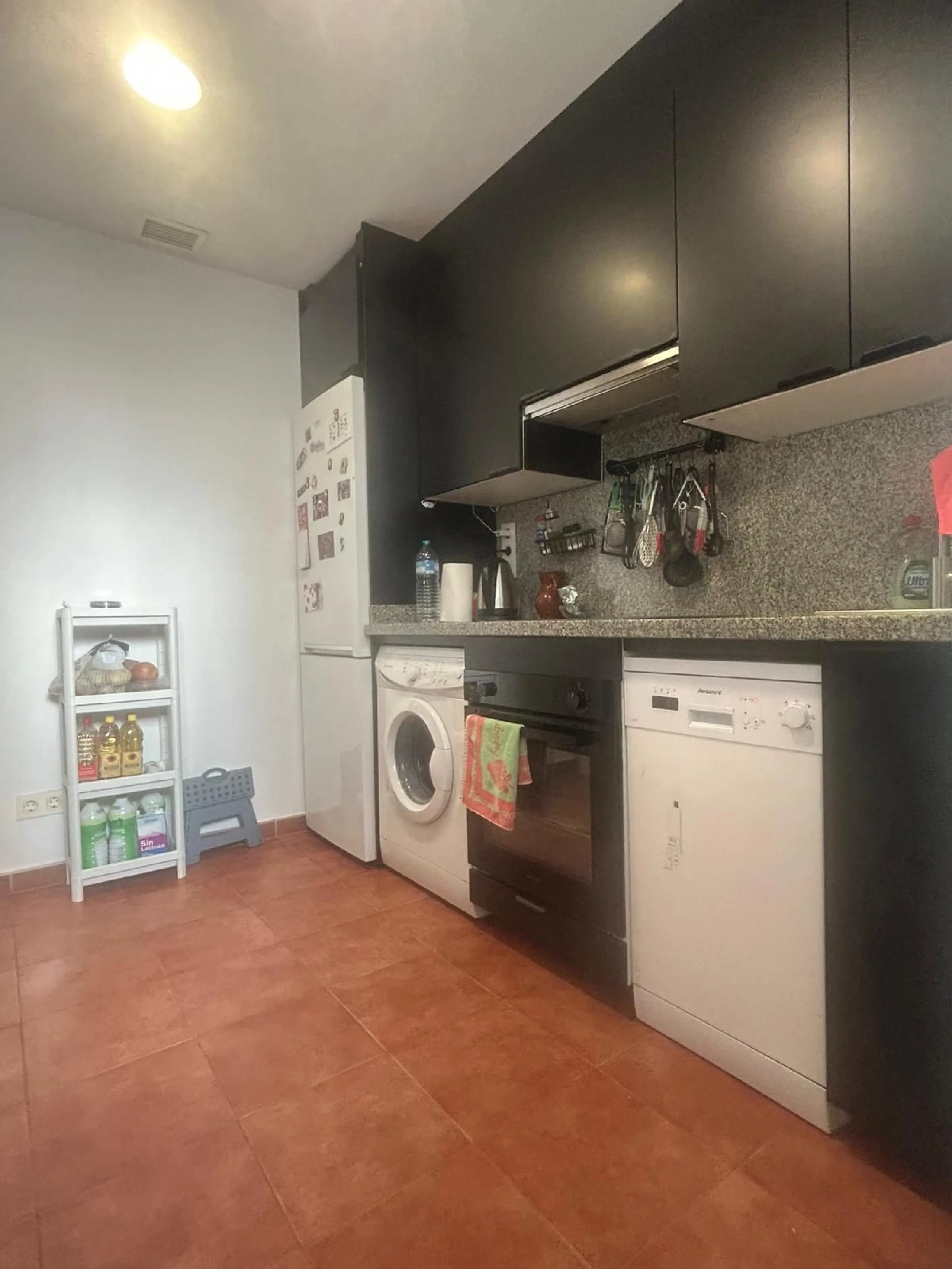 Spectacular duplex in Valle Romano, Estepona! This 150 m² (123 m² usable) property is perfect for those seeking comfort and style. On the ground floor, you'll find a modern, fully equipped kitchen, a spacious living room that opens onto a charming terrace