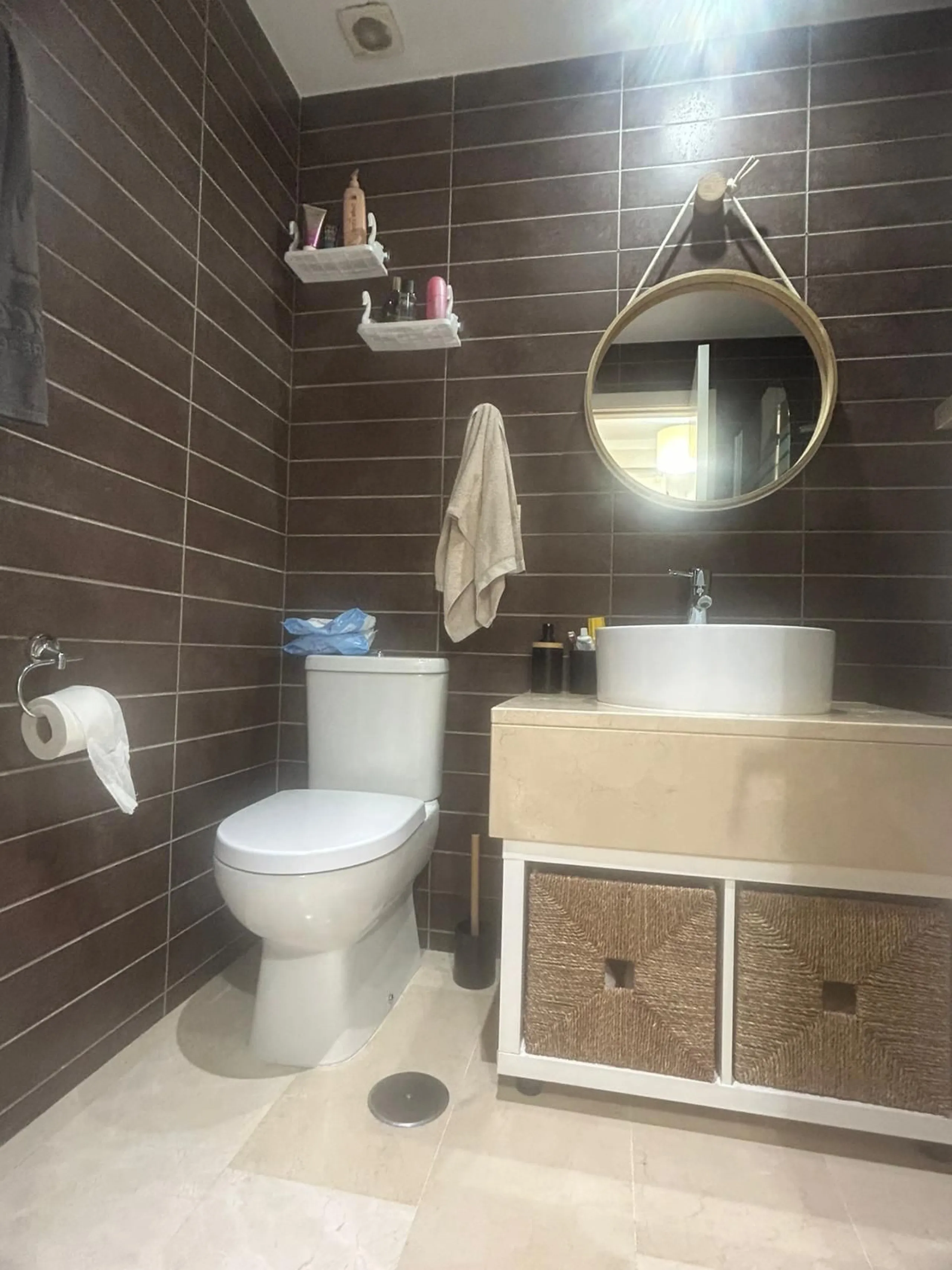 Spectacular duplex in Valle Romano, Estepona! This 150 m² (123 m² usable) property is perfect for those seeking comfort and style. On the ground floor, you'll find a modern, fully equipped kitchen, a spacious living room that opens onto a charming terrace