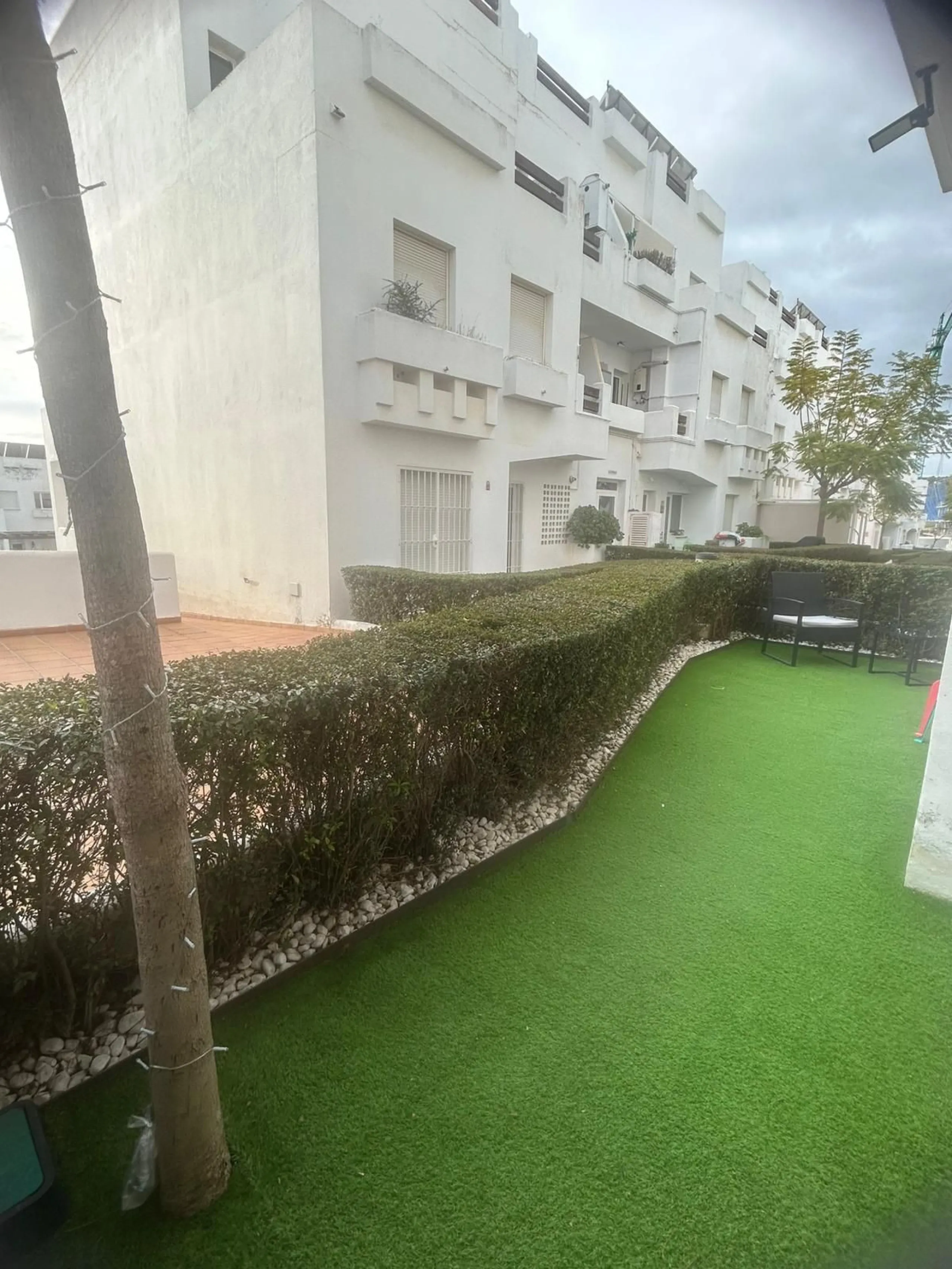 Spectacular duplex in Valle Romano, Estepona! This 150 m² (123 m² usable) property is perfect for those seeking comfort and style. On the ground floor, you'll find a modern, fully equipped kitchen, a spacious living room that opens onto a charming terrace