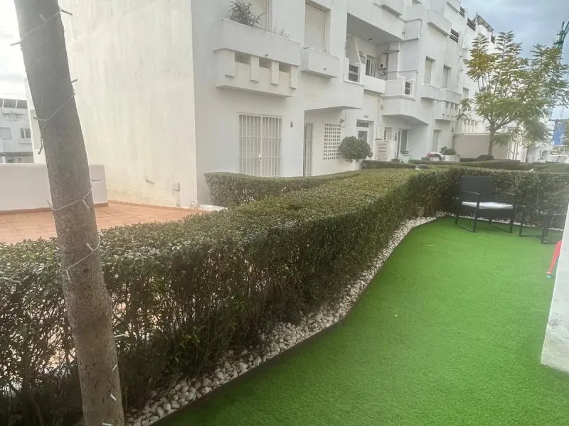 Spectacular duplex in Valle Romano, Estepona! This 150 m² (123 m² usable) property is perfect for those seeking comfort and style. On the ground floor, you'll find a modern, fully equipped kitchen, a spacious living room that opens onto a charming terrace