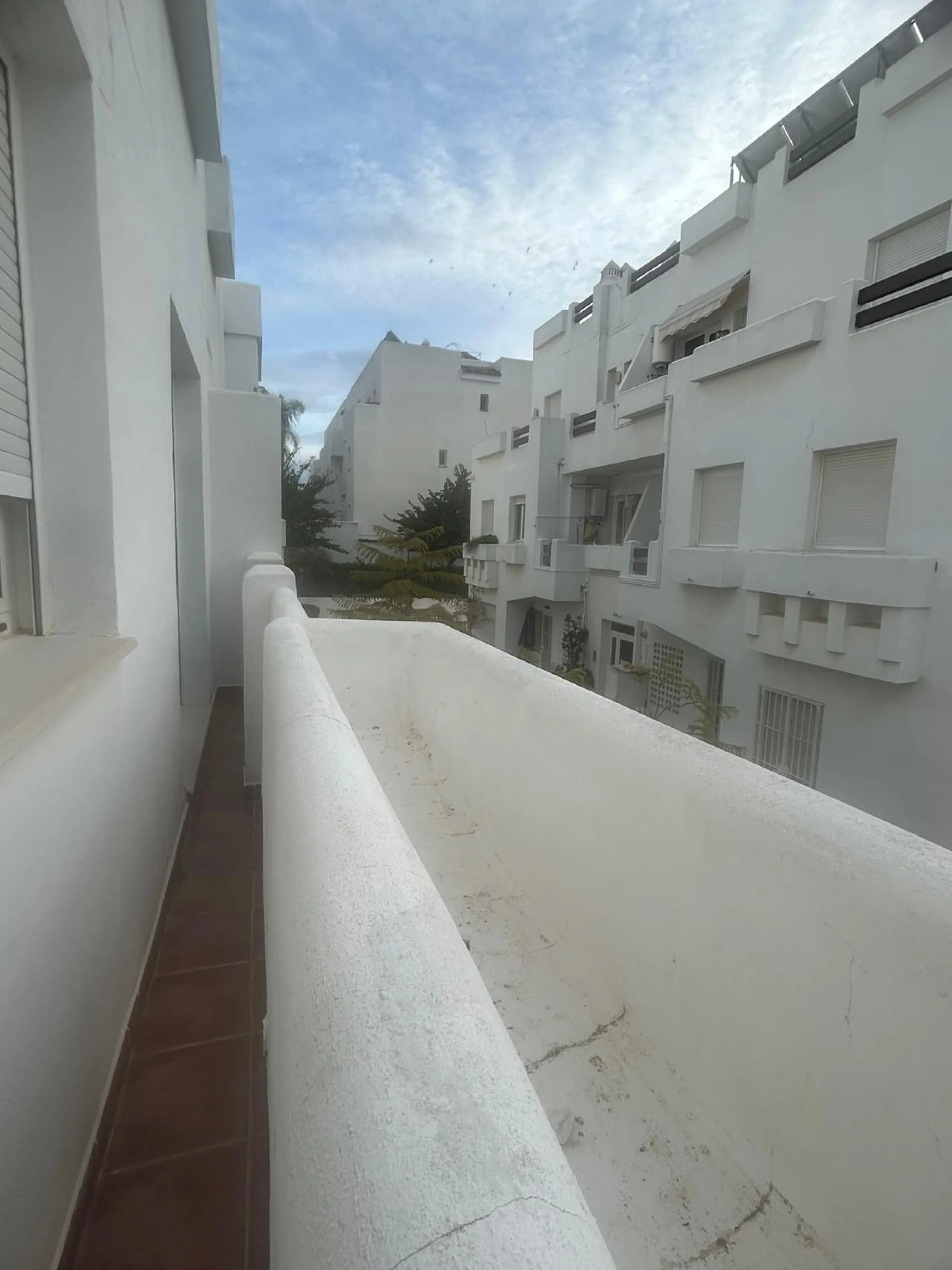 Spectacular duplex in Valle Romano, Estepona! This 150 m² (123 m² usable) property is perfect for those seeking comfort and style. On the ground floor, you'll find a modern, fully equipped kitchen, a spacious living room that opens onto a charming terrace