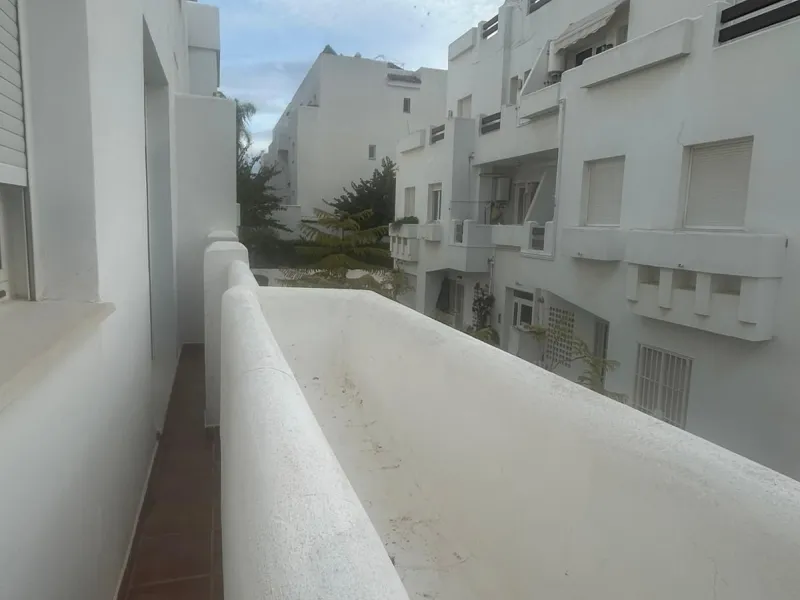 Spectacular duplex in Valle Romano, Estepona! This 150 m² (123 m² usable) property is perfect for those seeking comfort and style. On the ground floor, you'll find a modern, fully equipped kitchen, a spacious living room that opens onto a charming terrace
