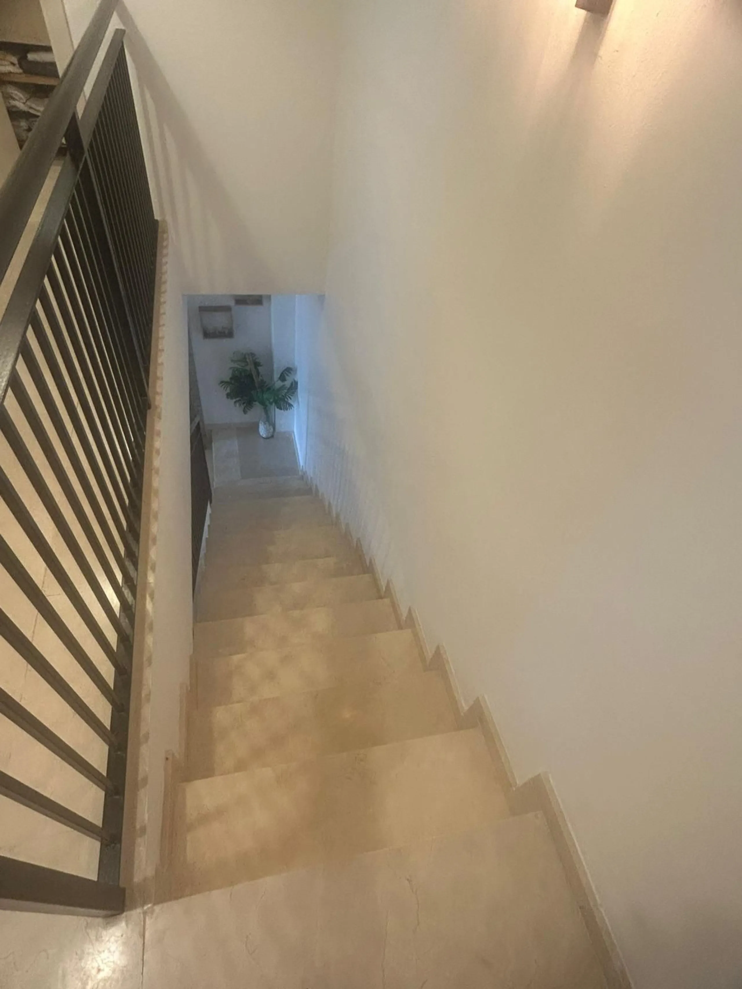 Spectacular duplex in Valle Romano, Estepona! This 150 m² (123 m² usable) property is perfect for those seeking comfort and style. On the ground floor, you'll find a modern, fully equipped kitchen, a spacious living room that opens onto a charming terrace