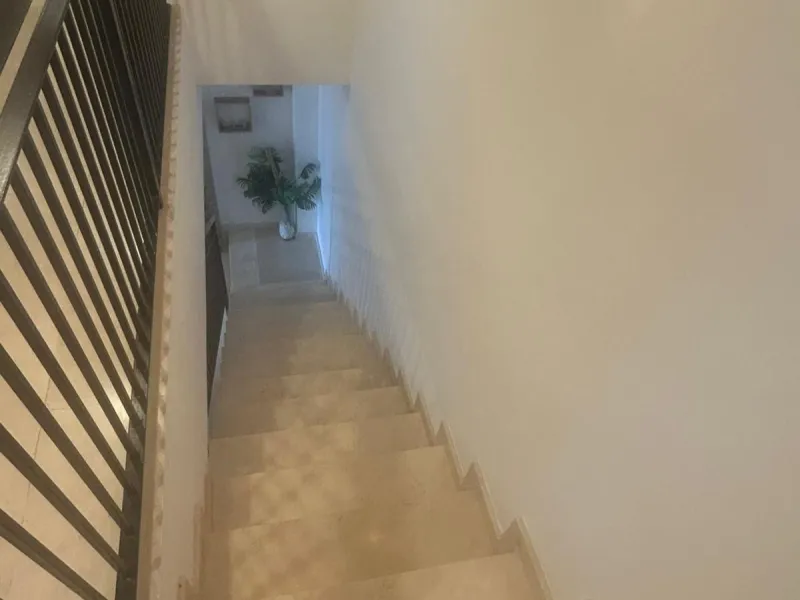 Spectacular duplex in Valle Romano, Estepona! This 150 m² (123 m² usable) property is perfect for those seeking comfort and style. On the ground floor, you'll find a modern, fully equipped kitchen, a spacious living room that opens onto a charming terrace
