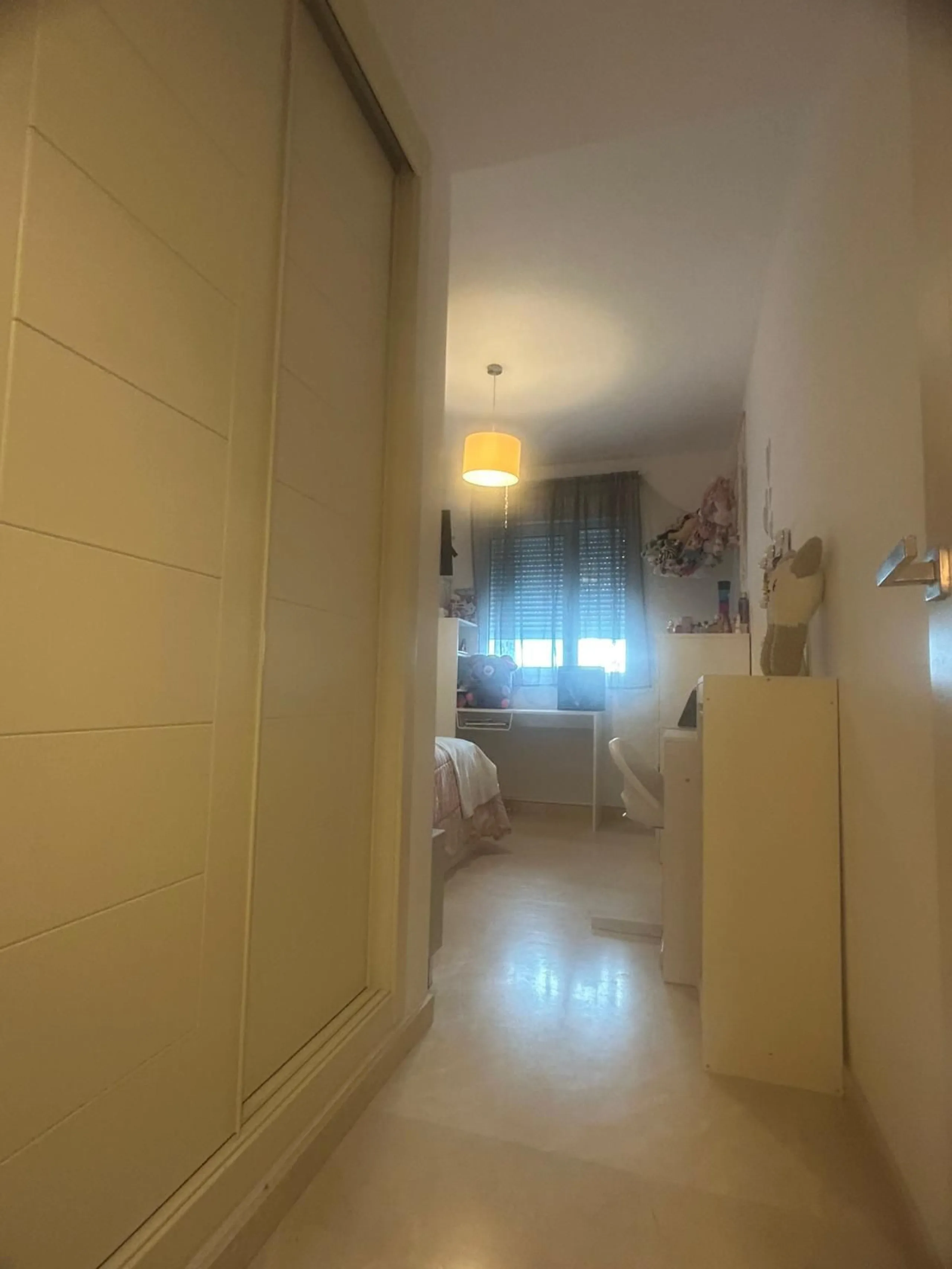 Spectacular duplex in Valle Romano, Estepona! This 150 m² (123 m² usable) property is perfect for those seeking comfort and style. On the ground floor, you'll find a modern, fully equipped kitchen, a spacious living room that opens onto a charming terrace